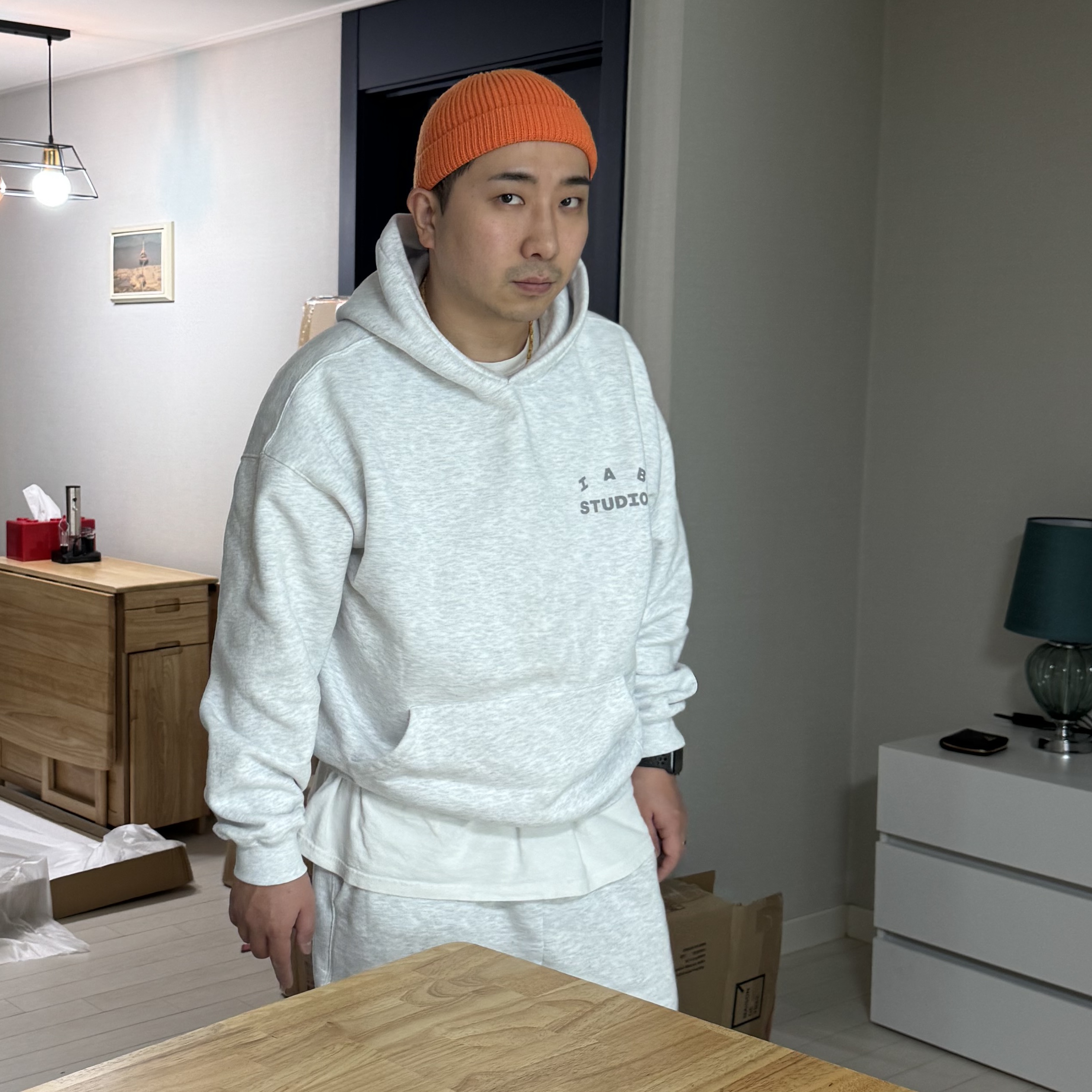 IAB Studio Hoodie Light Gray 착용 스타일