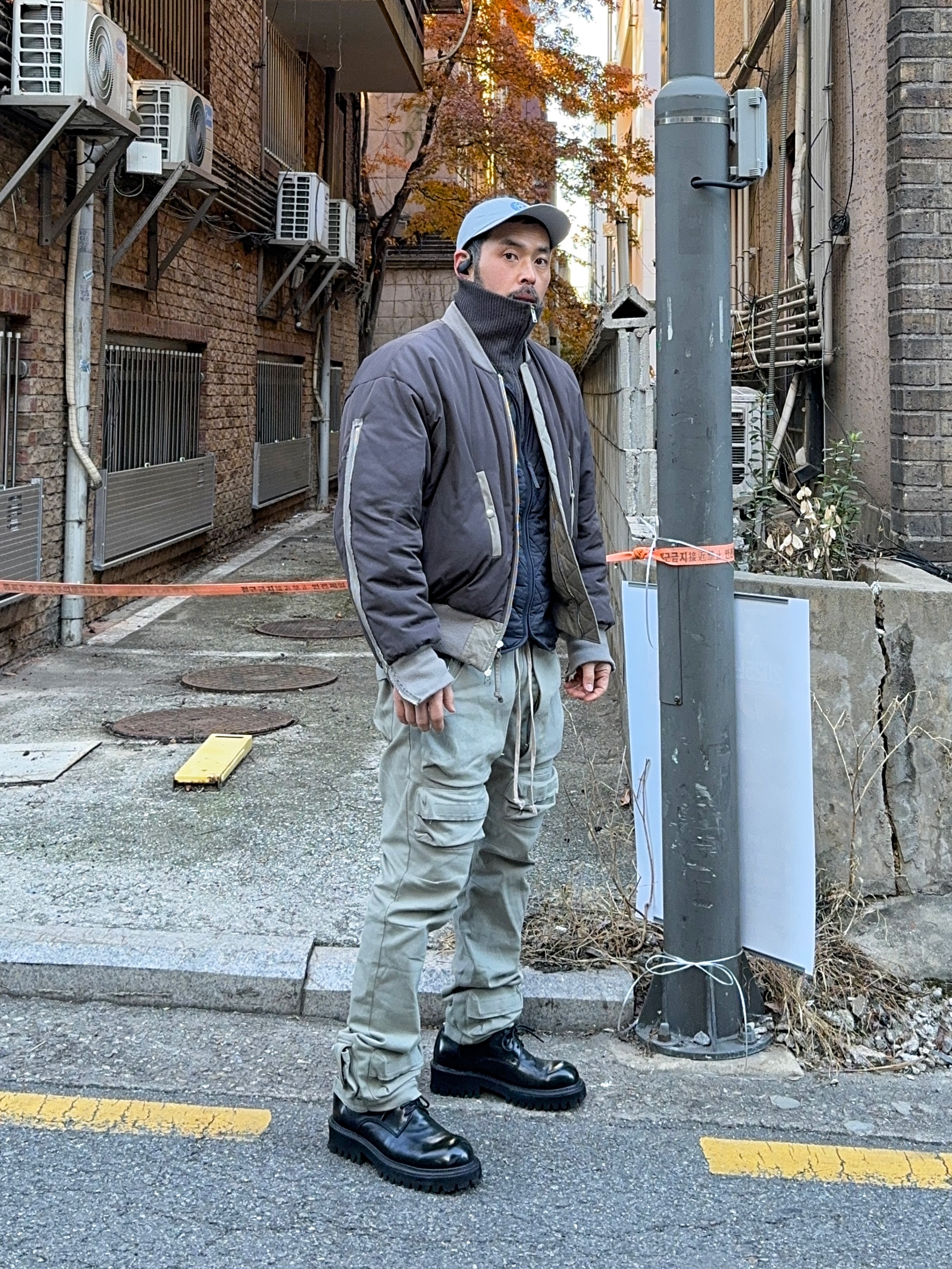 Grailz Multi Zipper Bomber Jacket Taupe, Grailz Flight Pocket Pants Ash Olive 착용 스타일 - 2