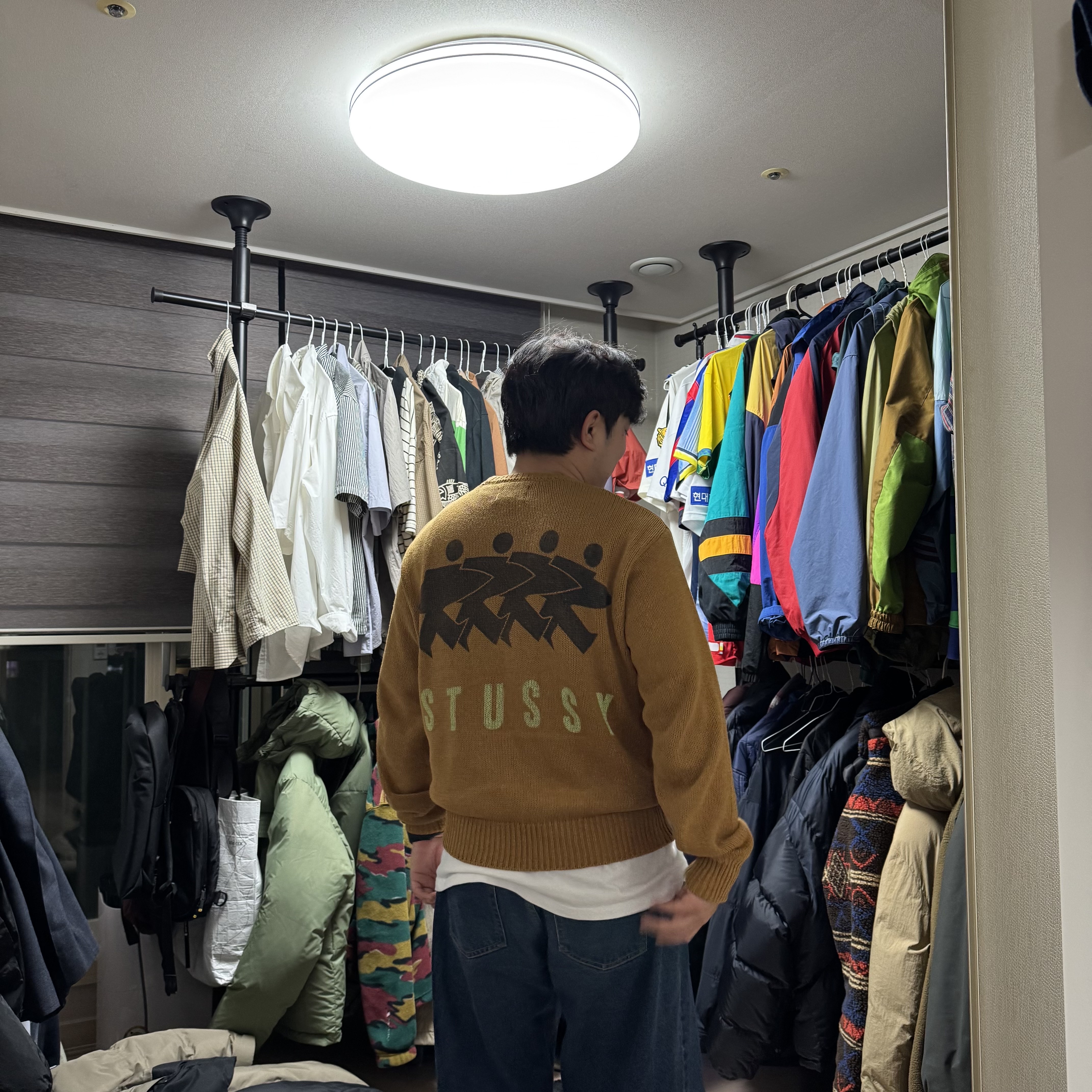 Stussy Surfman Icon Cotton Linen Crew Brown 착용 스타일 - 2