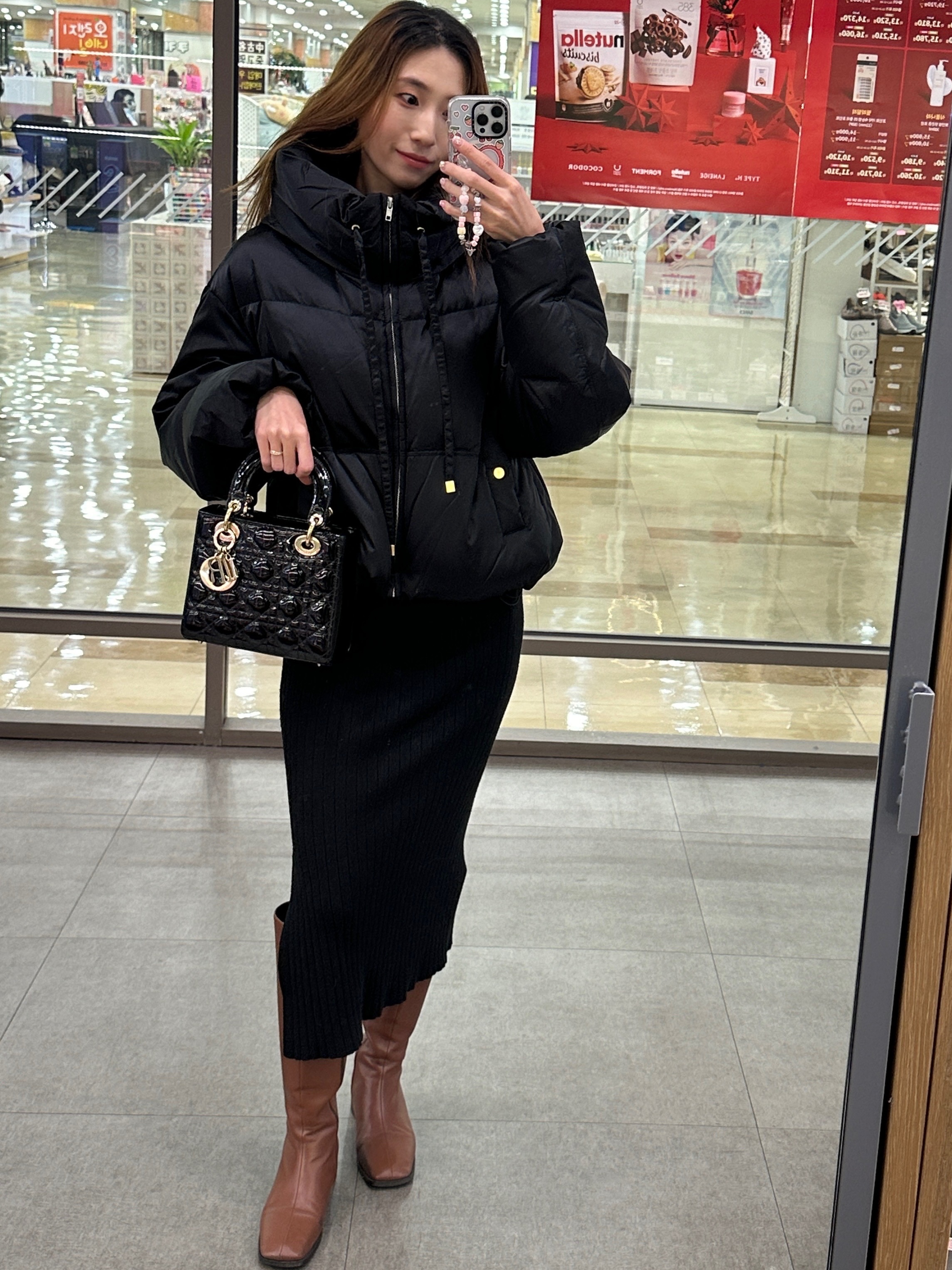 Dior Small Lady Bag Patent Cannage Calfskin Black Pale Gold 착용 스타일 - 1