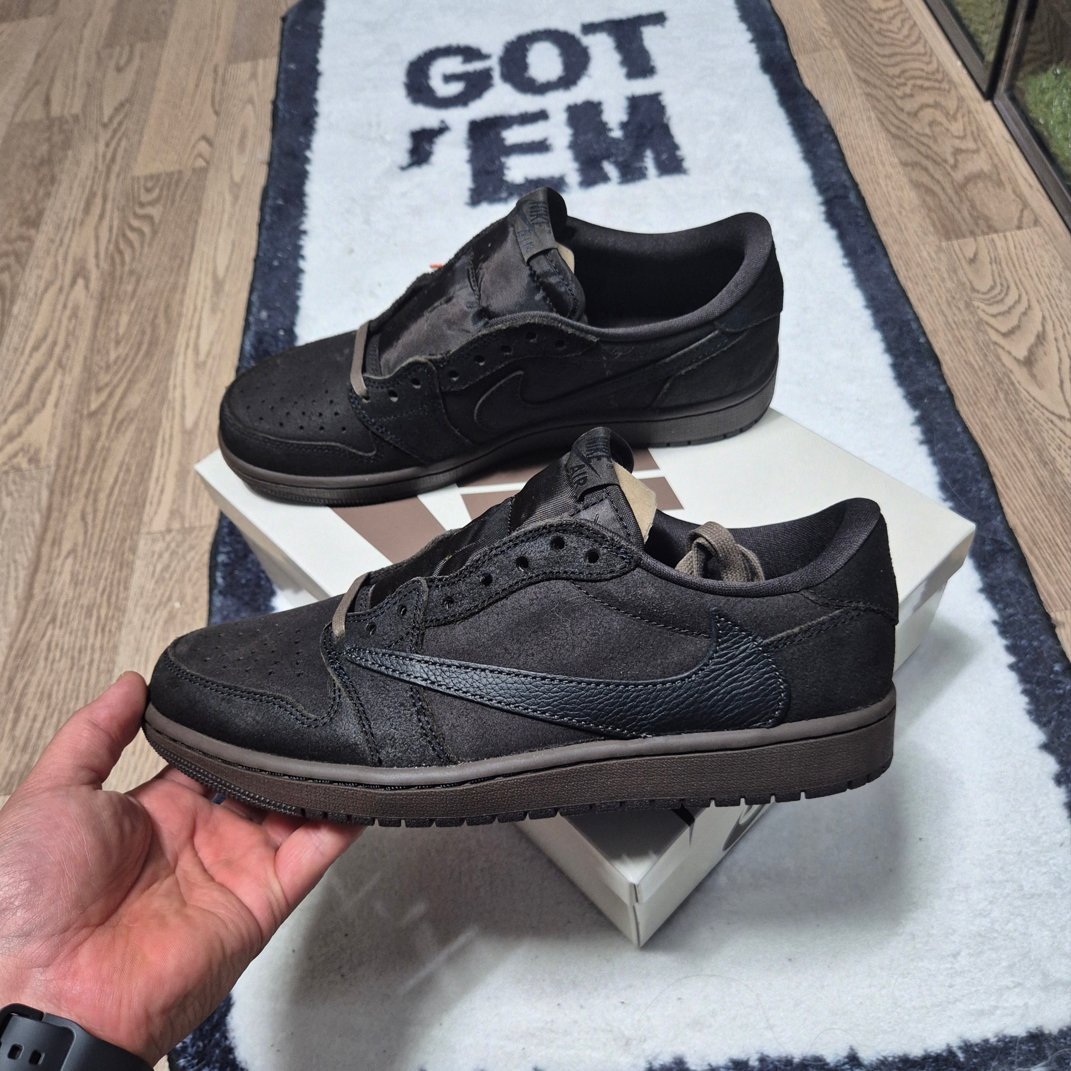 Jordan 1 x Travis Scott Retro Low OG SP Velvet Brown and Dark Mocha, The North Face 1996 Water Shield Nuptse Jacket Beige Brown 착용 스타일 - 3