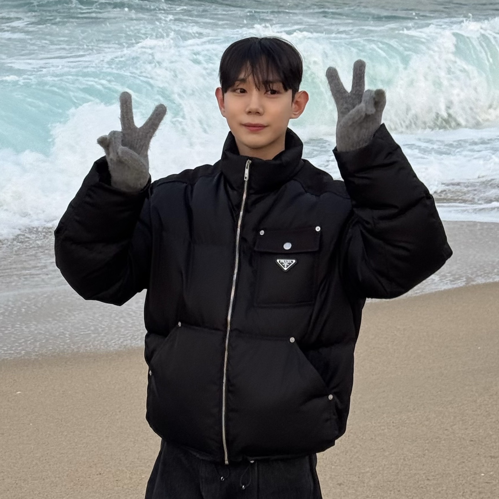 Prada Re-Nylon Crop Down Jacket Black 착용 스타일