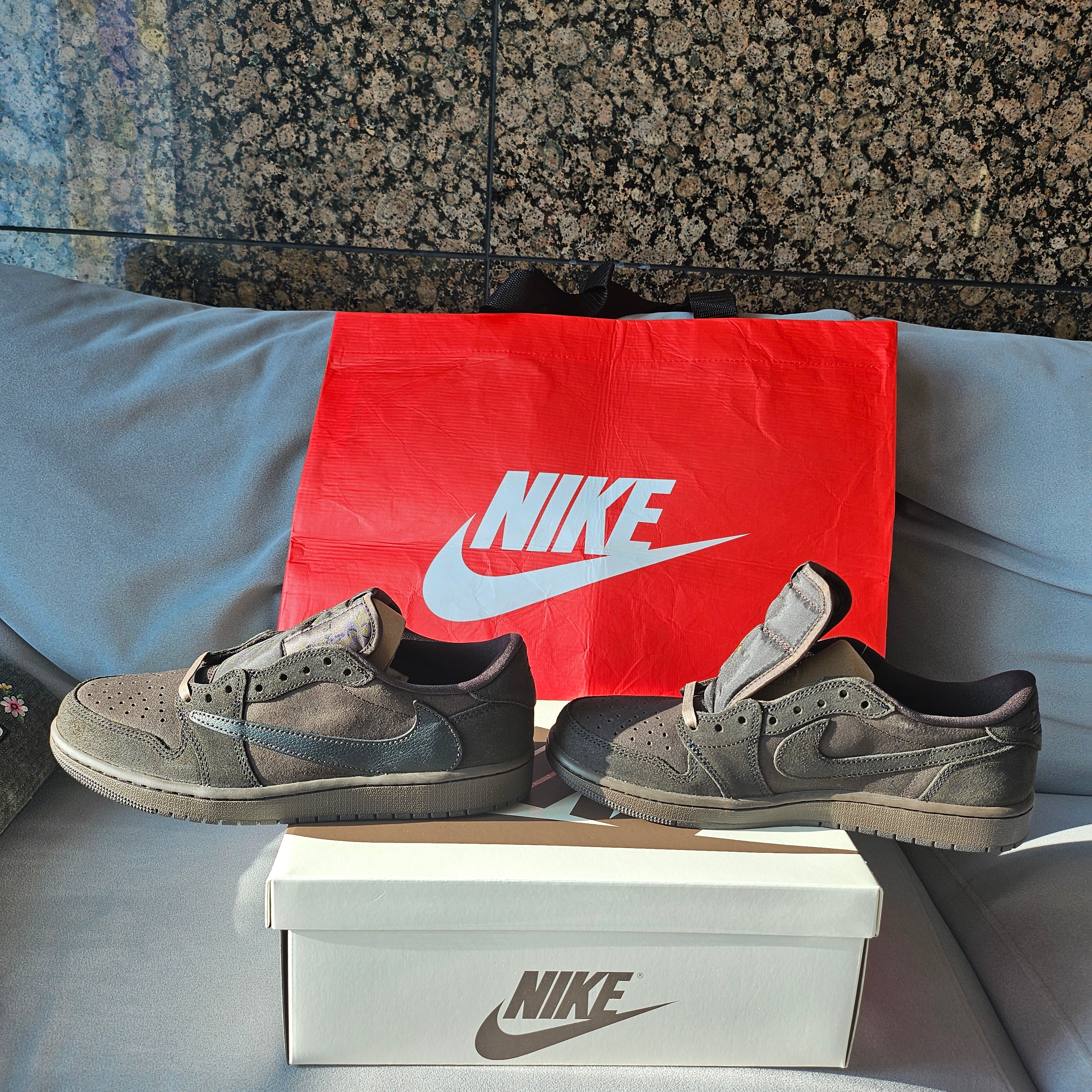 Jordan 1 x Travis Scott Retro Low OG SP Velvet Brown and Dark Mocha 착용 스타일 - 1