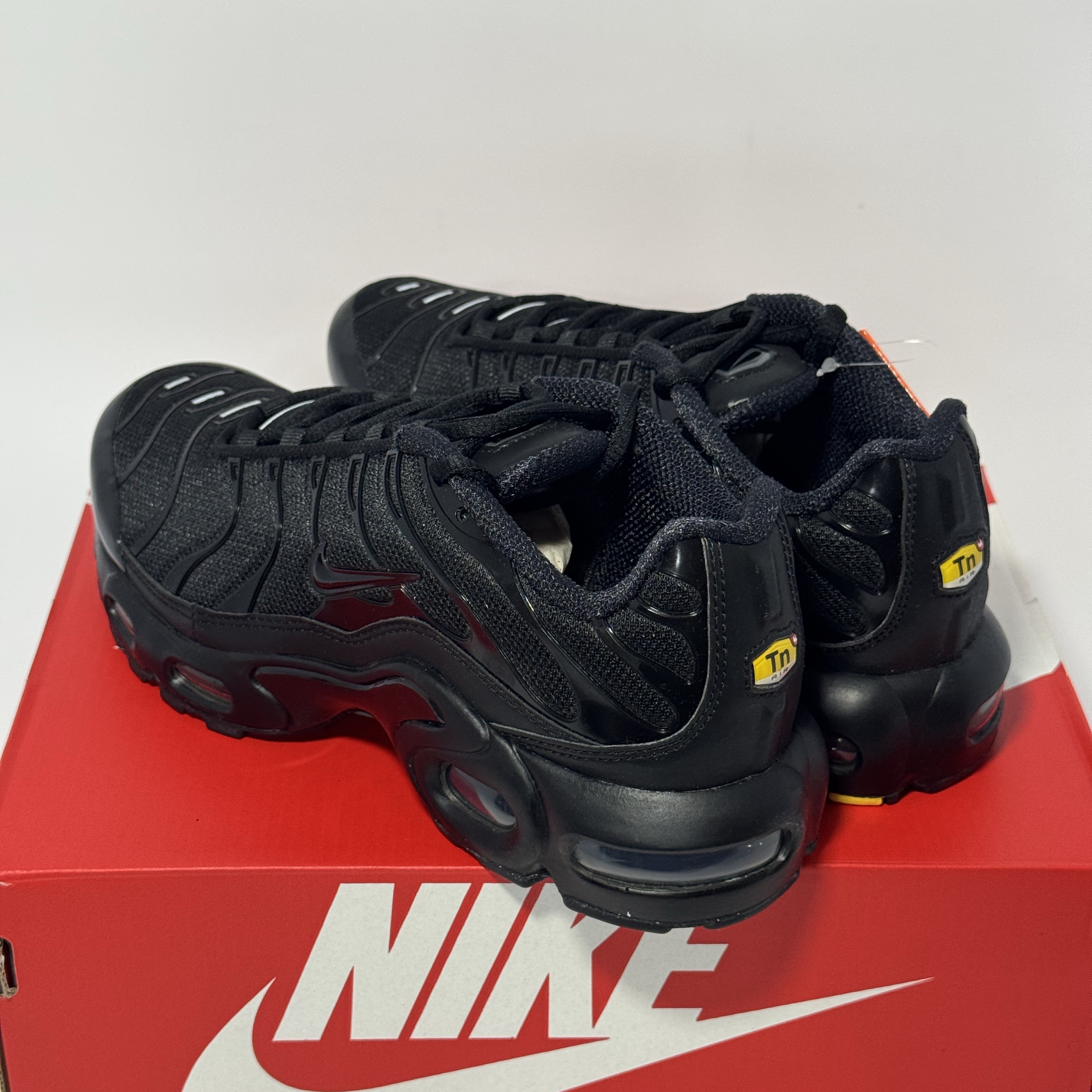 (GS) Nike Air Max Plus Triple Black 착용 스타일 - 2