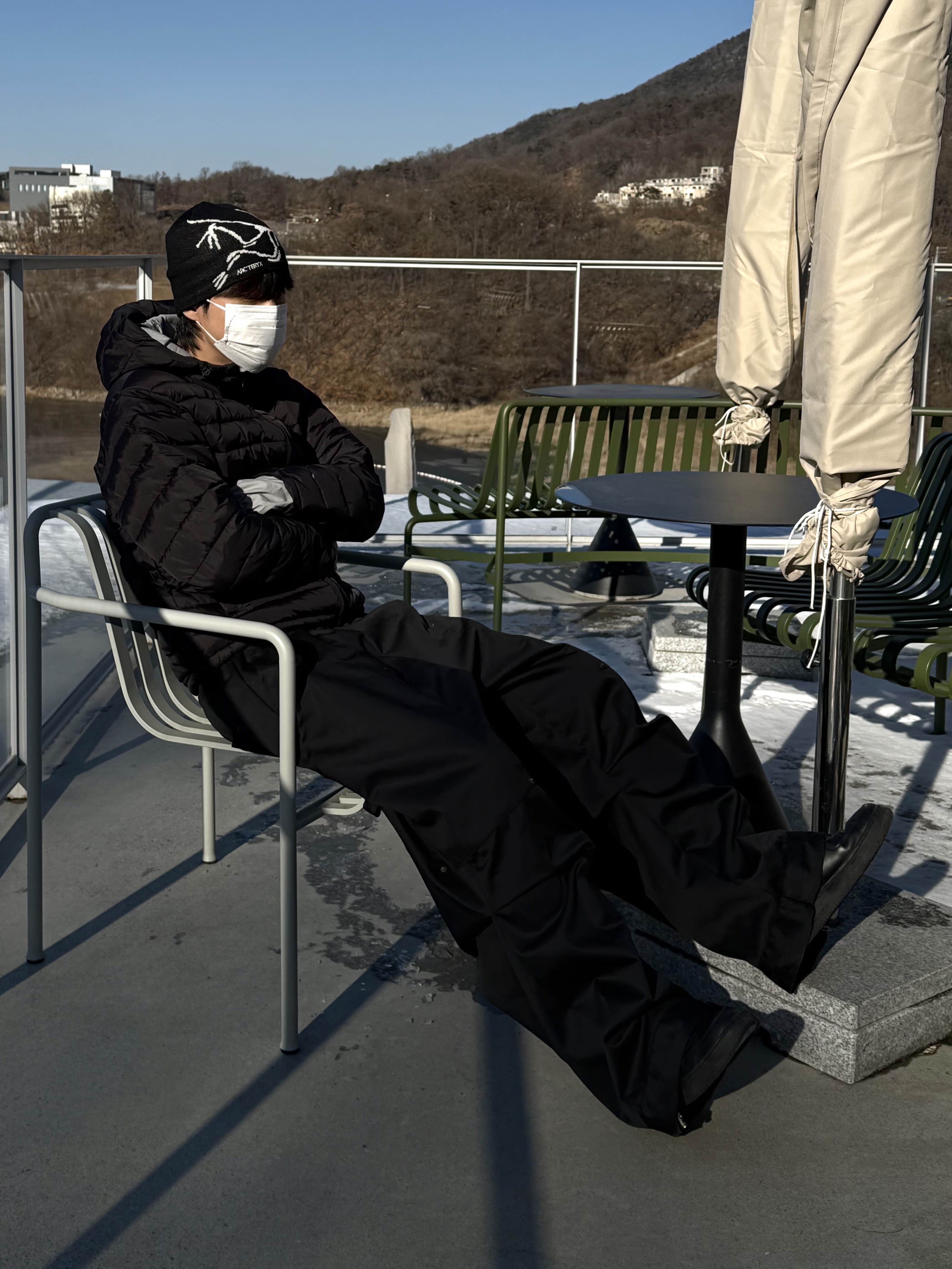 Nike Air Force 1 '07 Low Triple Black, Arc'teryx Bird Head Toque Orca 착용 스타일 - 1
