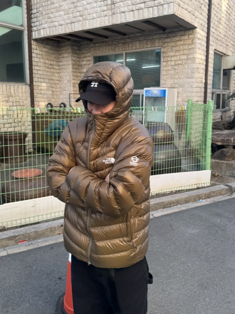 The North Face Summit Mattehorn RDS Down Jacket Khaki, Lemaire Small Croissant Bag Soft Nappa Leather Black 착용 스타일 - 1