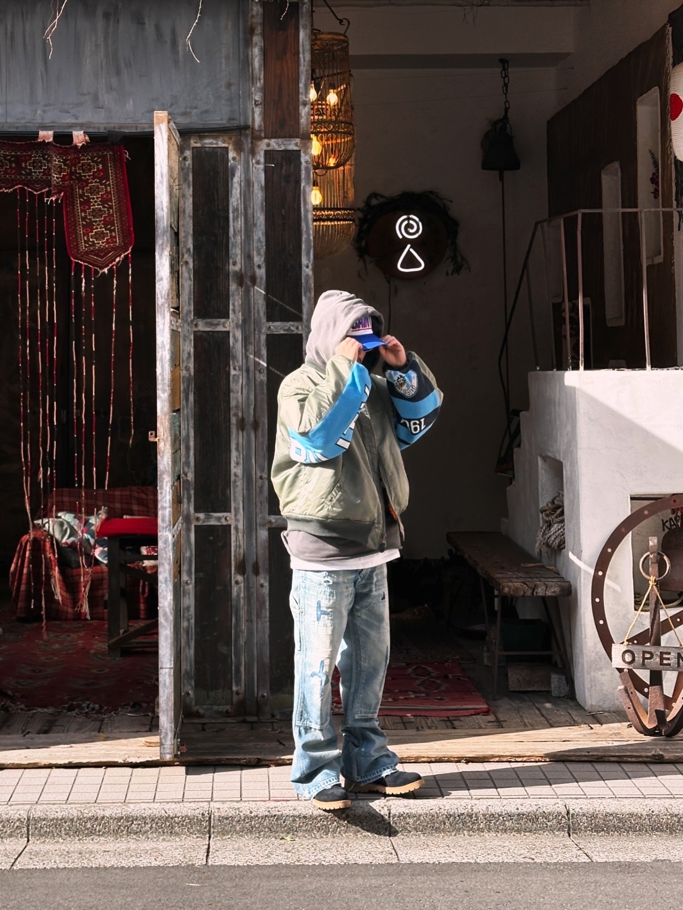 Saint Mxxxxxx Damage MA-1 Jacket Khaki - 24AW, Saint Mxxxxxx Saint Cap White Blue 착용 스타일 - 3