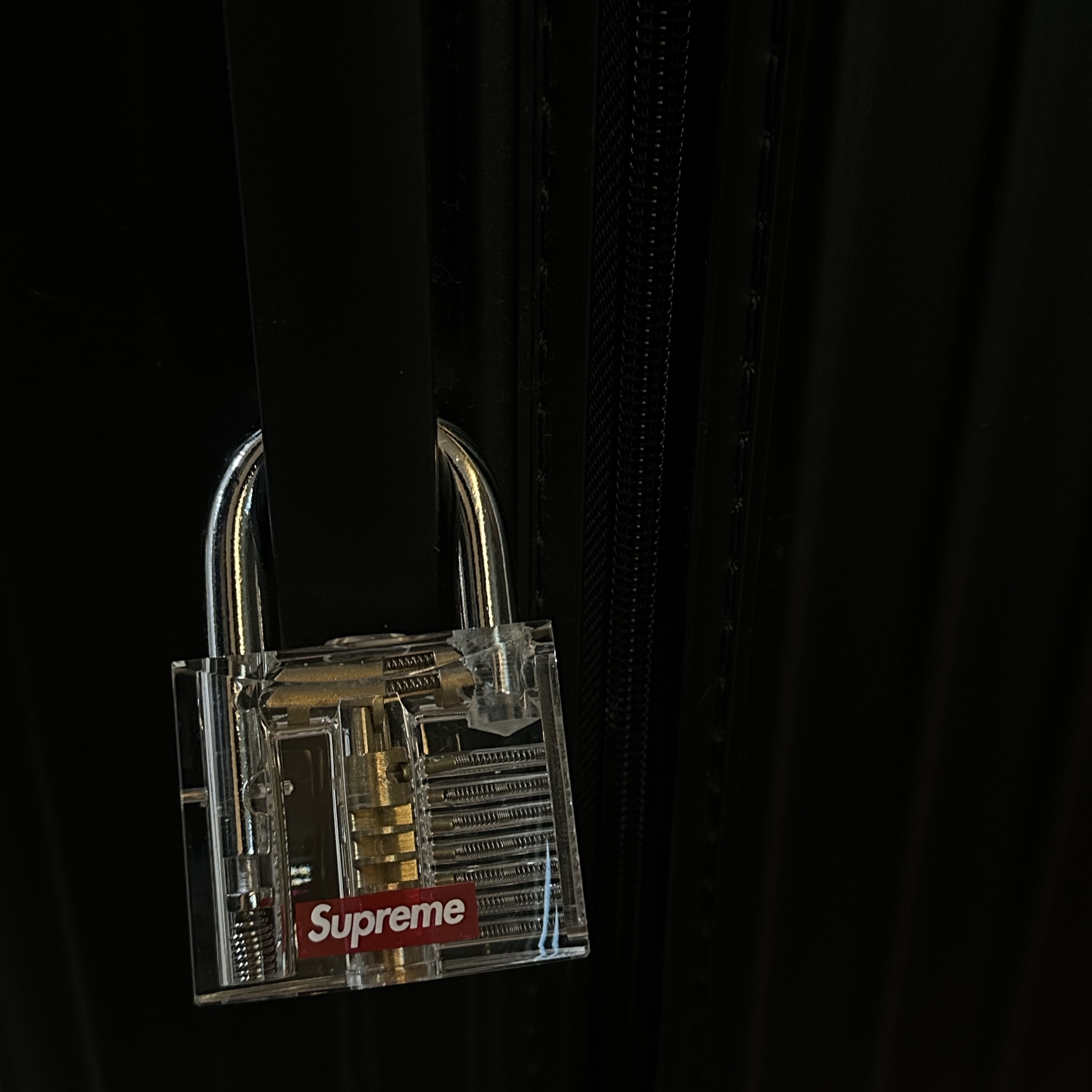 Supreme Transparent Lock - 20SS 착용 스타일 - 1