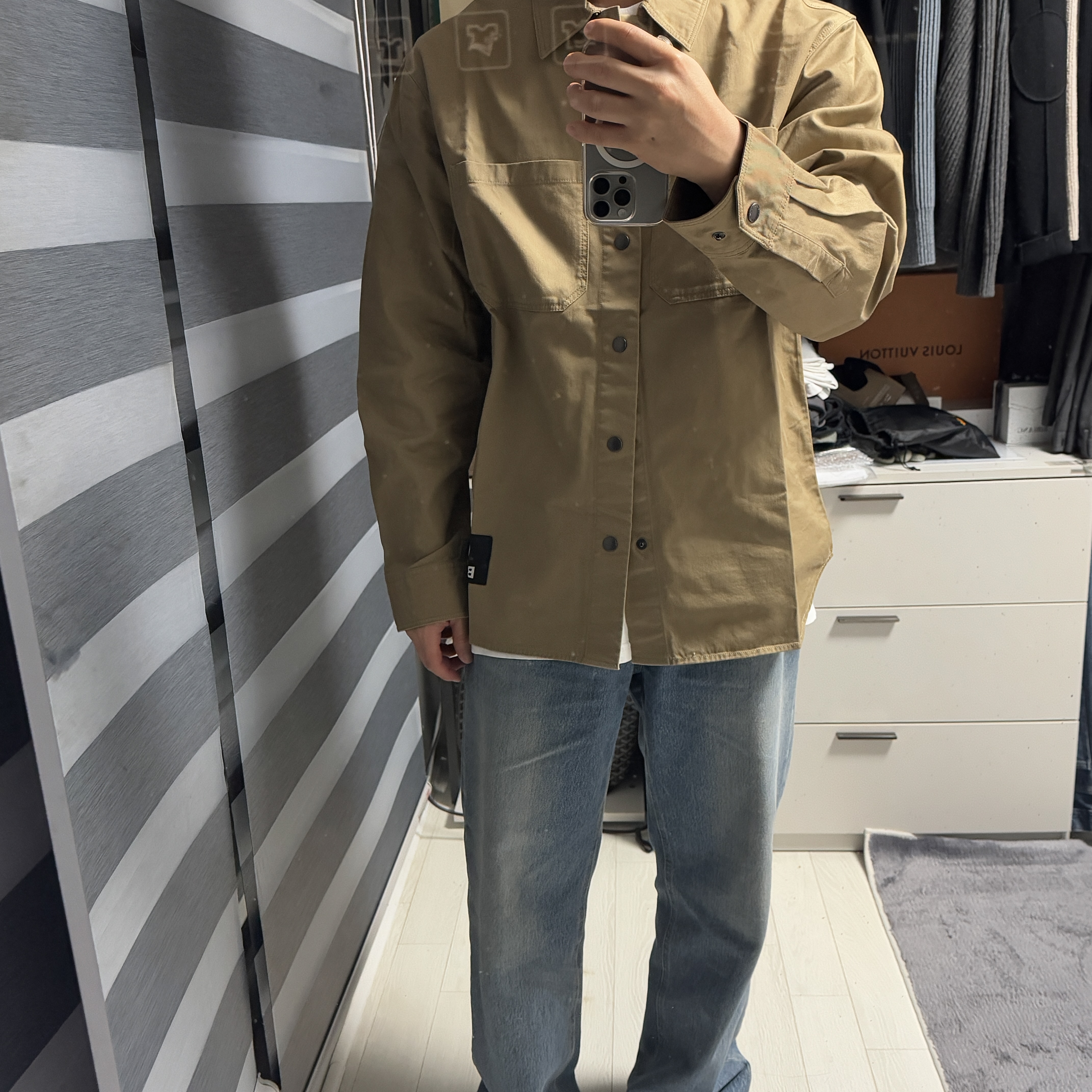 Barbour x Maison Kitsune Overshirt Trench 착용 스타일