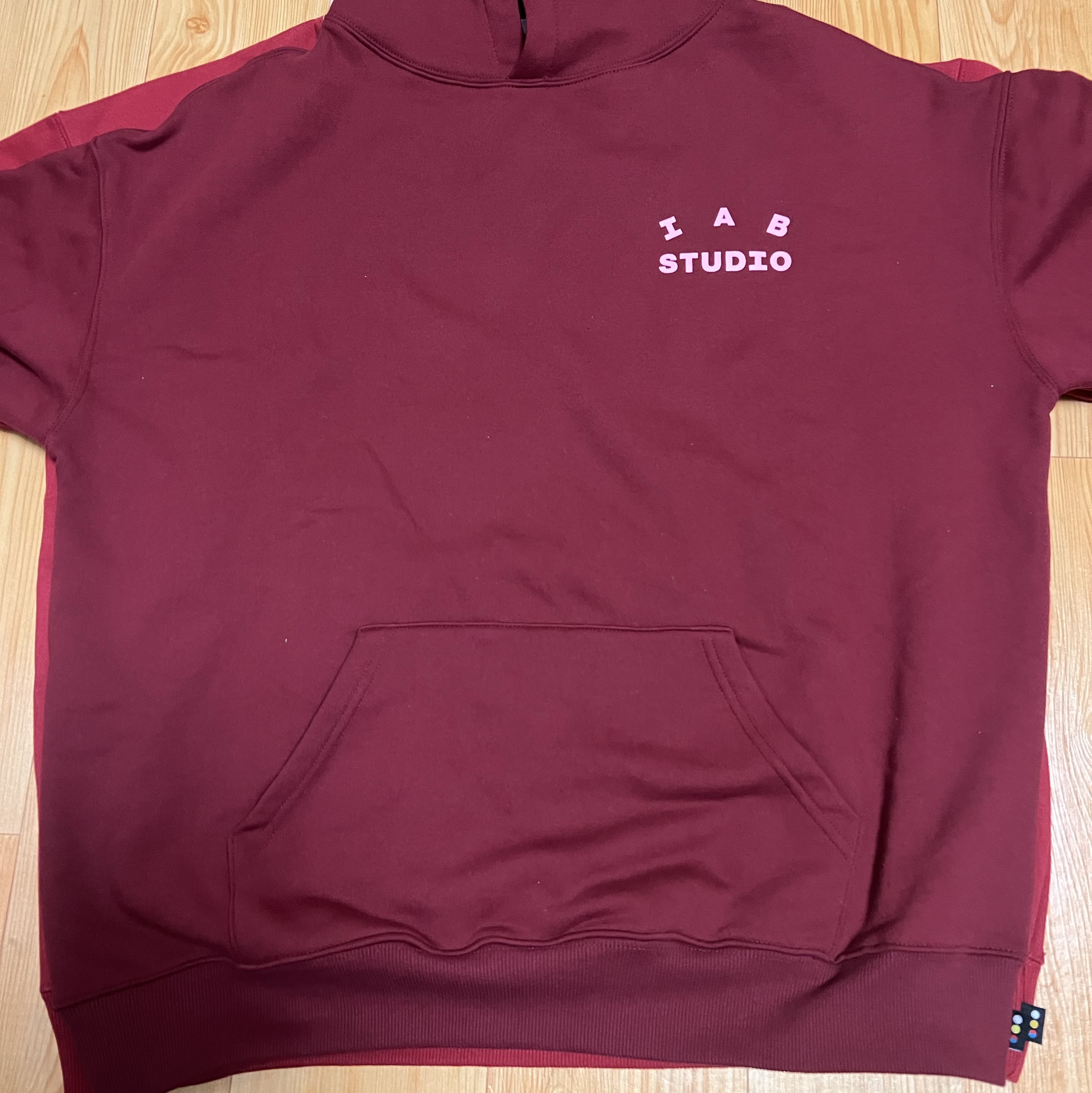 IAB Studio Hoodie Raspberry, IAB Studio 24 Christmas Hoodie Burgundy Oatmeal 착용 스타일 - 1