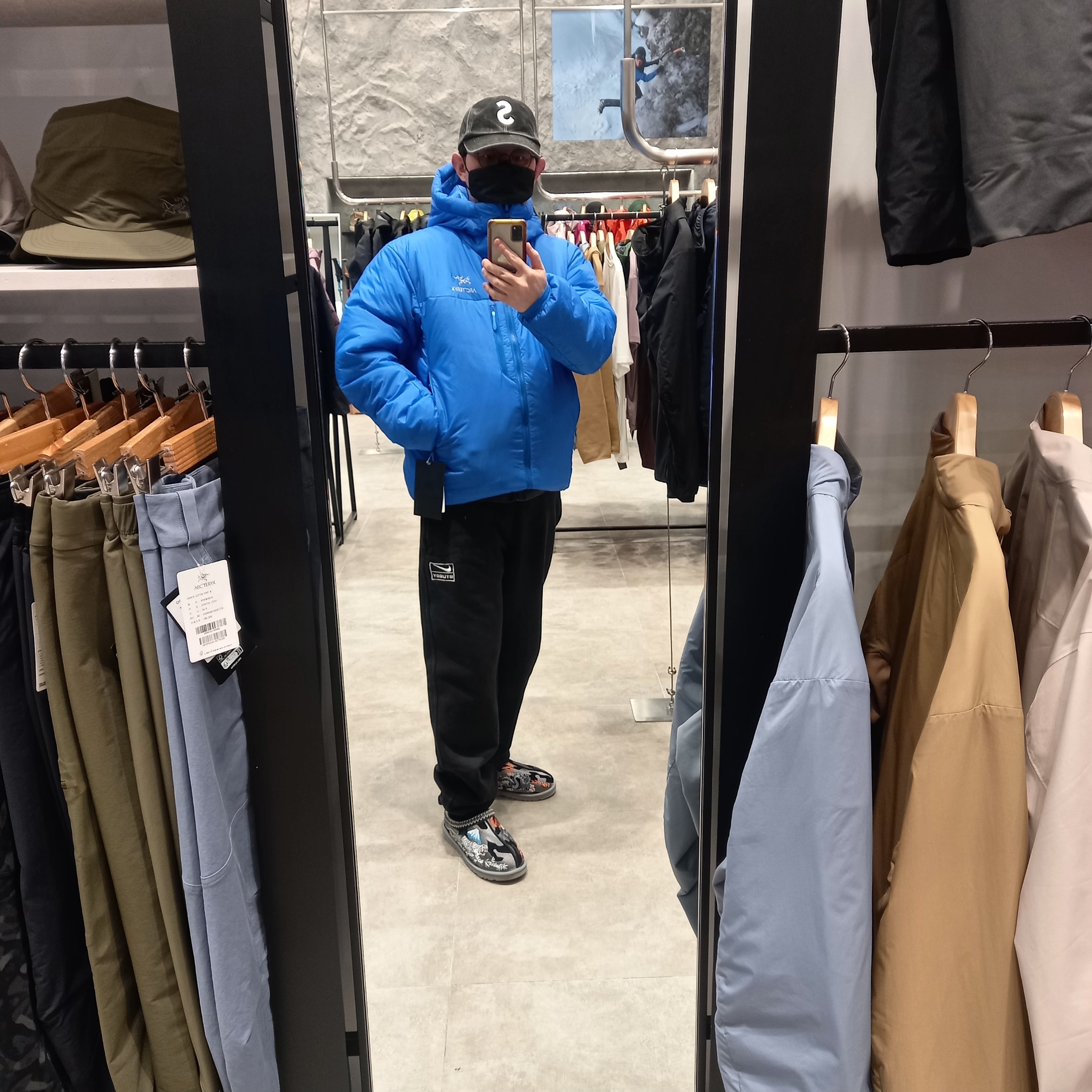 Supreme Pigment S Logo 6-Panel Black - 24FW, Nike x Stussy NRG Washed Fleece Crewneck Black (DO5310-010) 착용 스타일 - 1