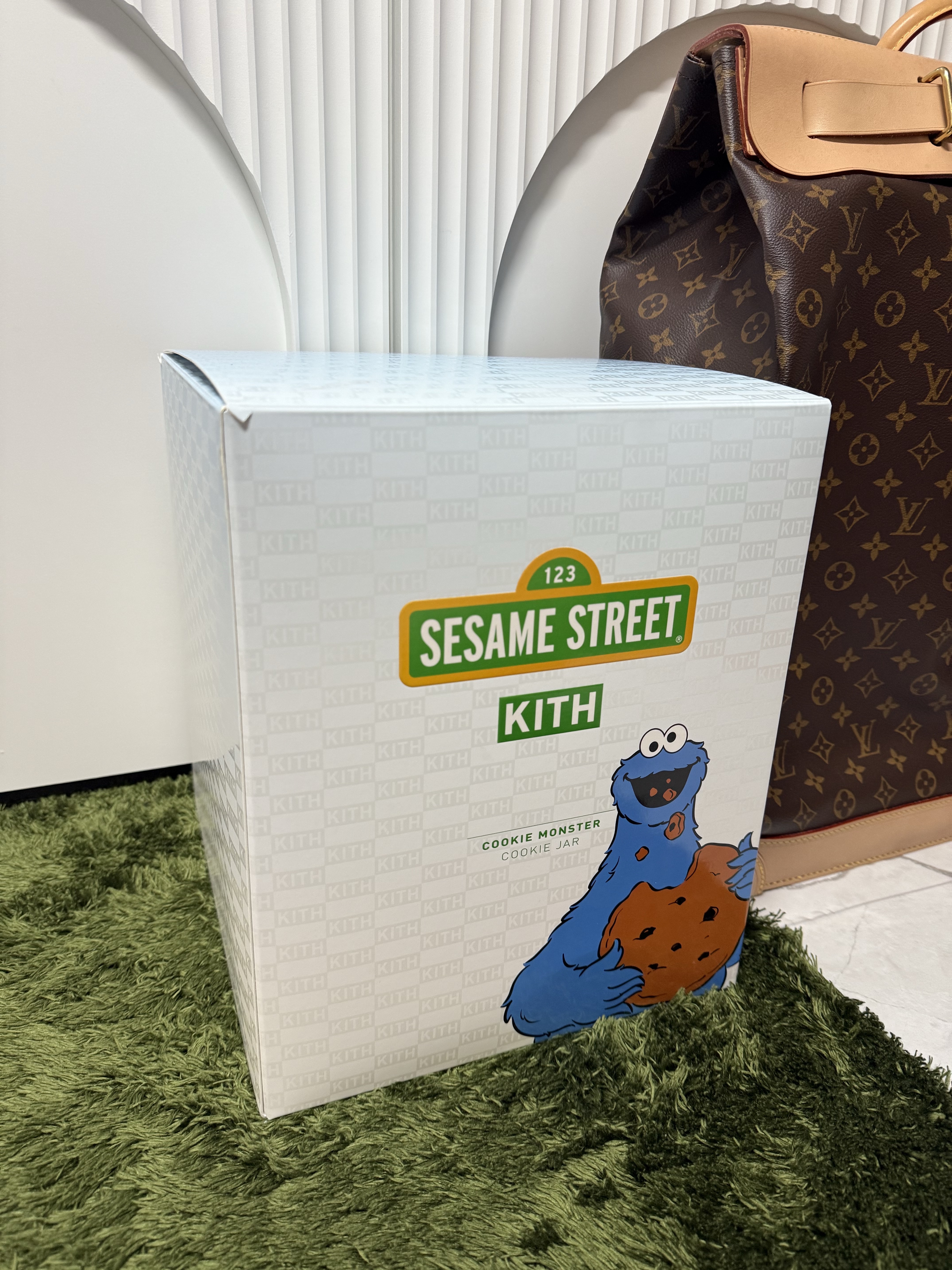 Kith x Sesame Street Cookie Monster Cookie Jar Chicory 착용 스타일 - 3