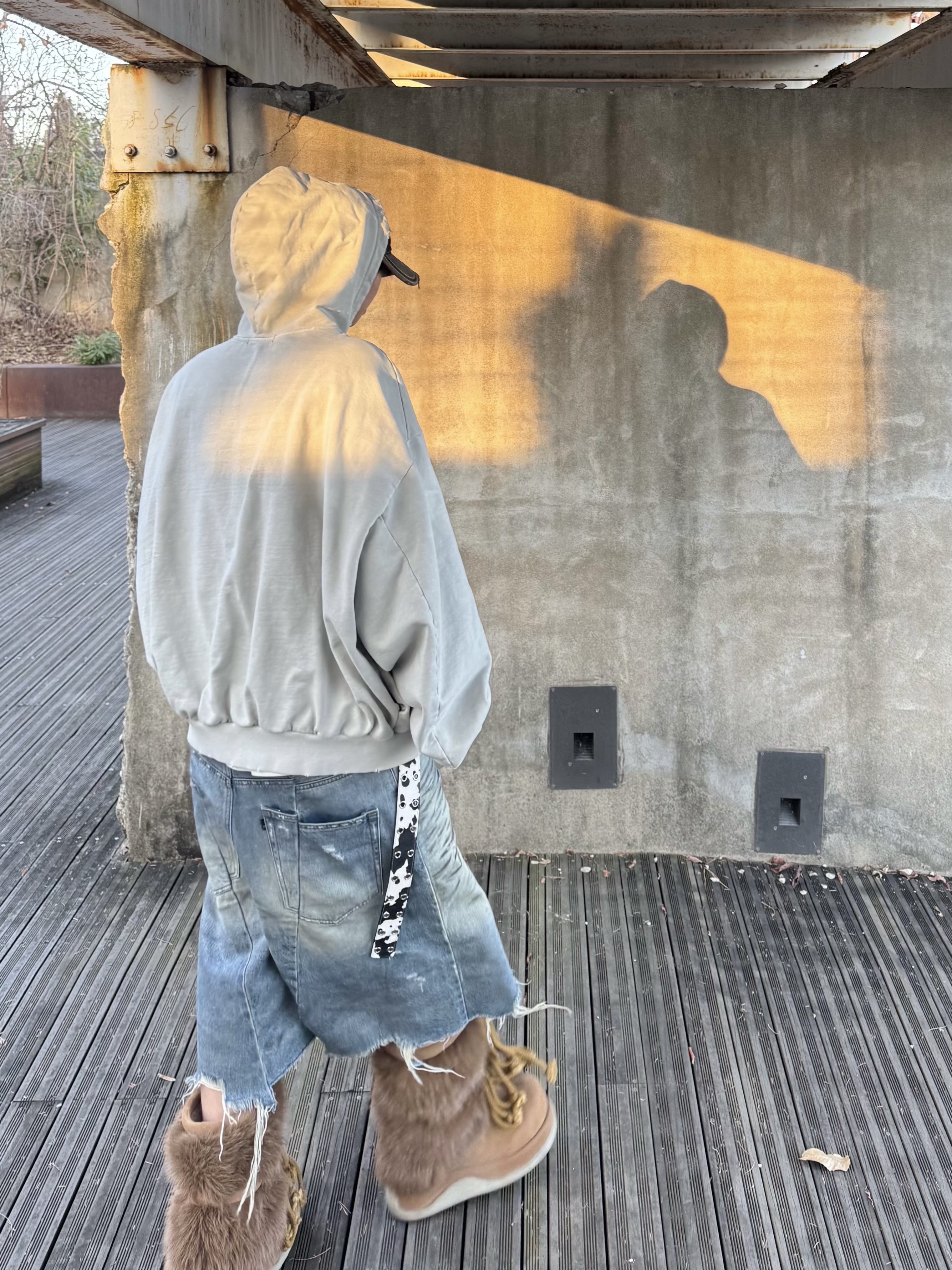 [KREAM 단독] Project G/R Happiness Zip Hoodie Light Grey, Project G/R Reworked Bermuda Shorts Blue 착용 스타일 - 2