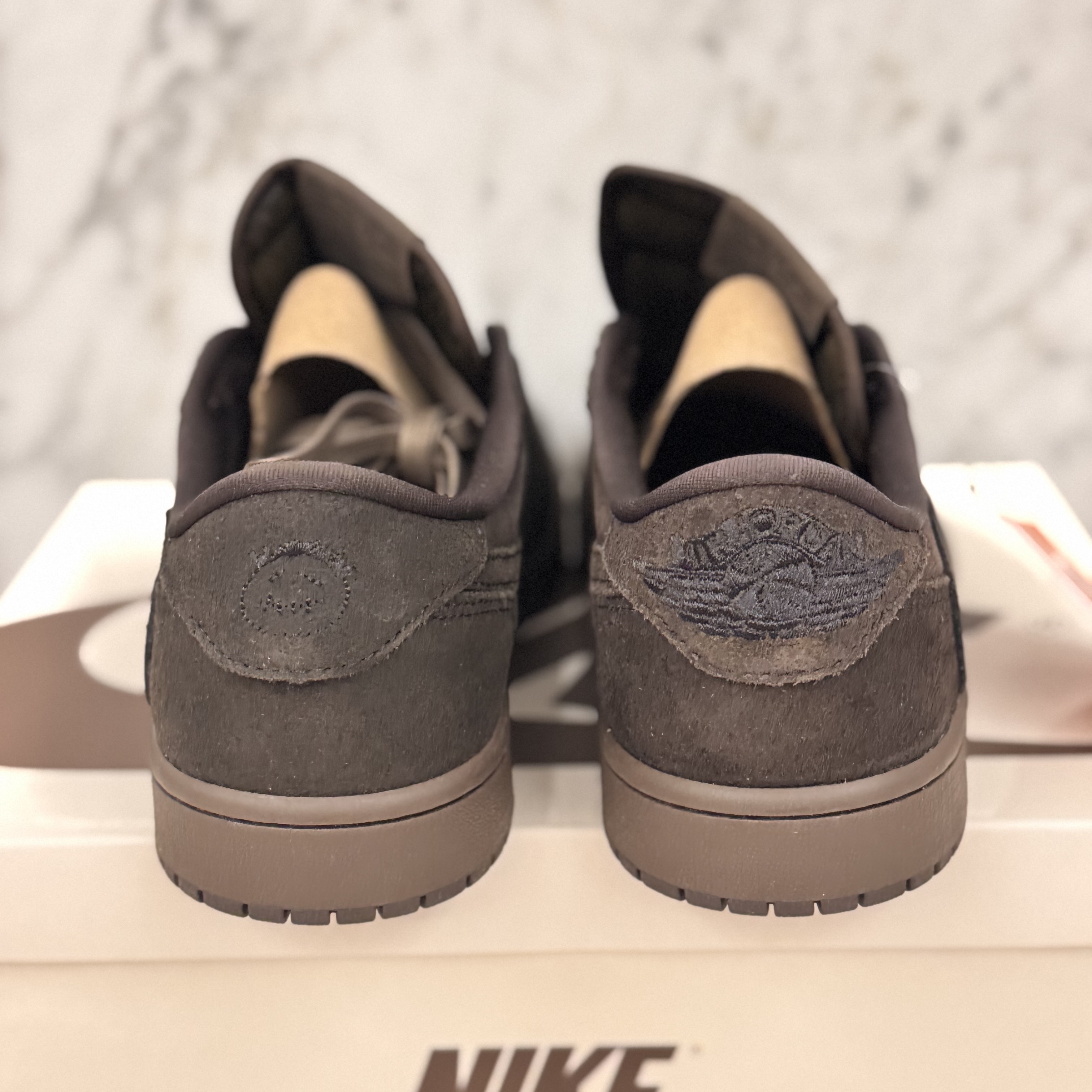 Jordan 1 x Travis Scott Retro Low OG SP Velvet Brown and Dark Mocha 착용 스타일 - 4