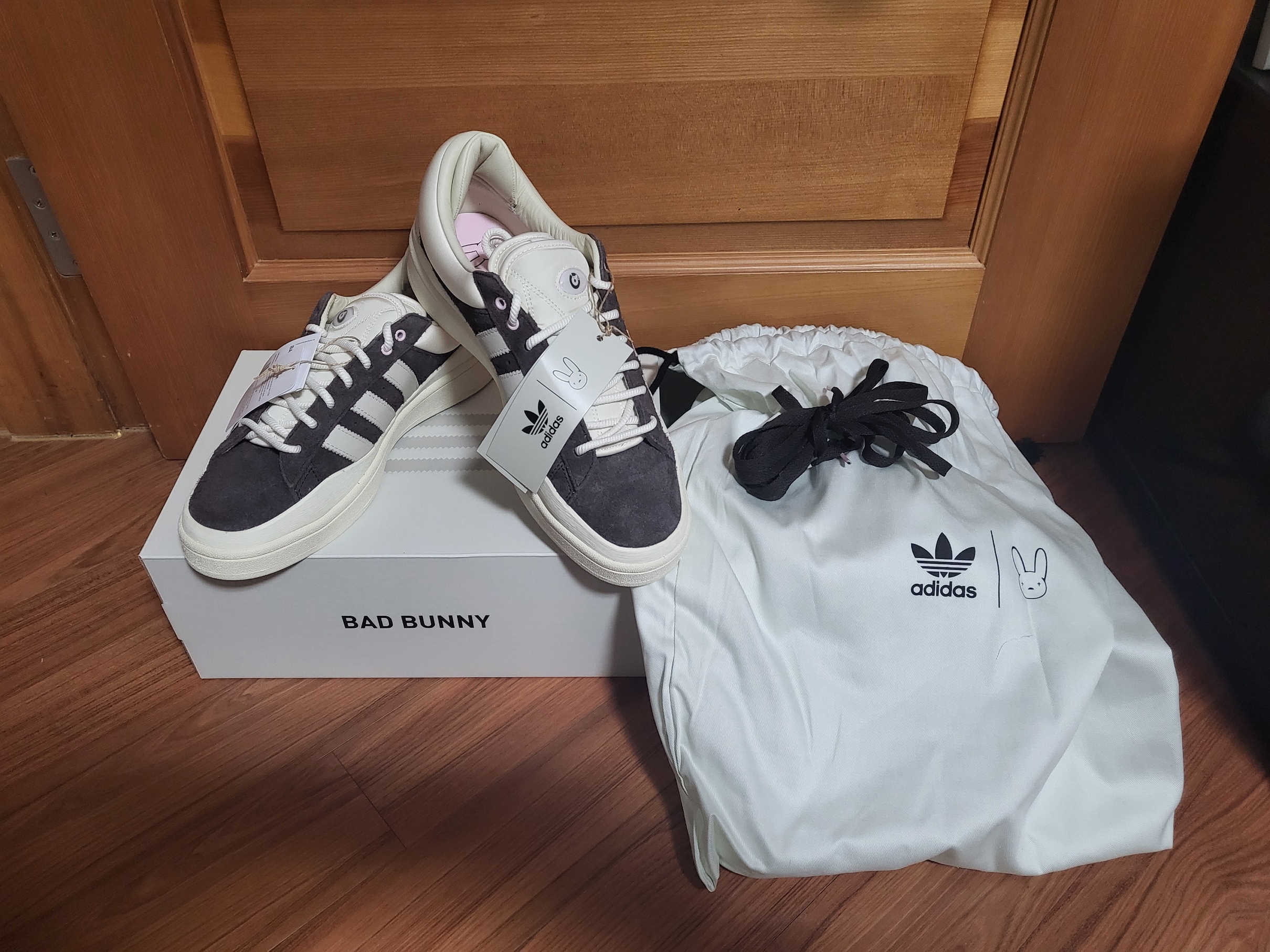 Adidas x Bad Bunny Campus Dark Brown Chalk White 착용 스타일