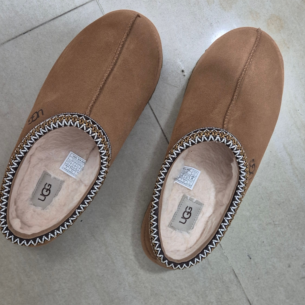 UGG Tasman Slipper Chestnut 착용 스타일