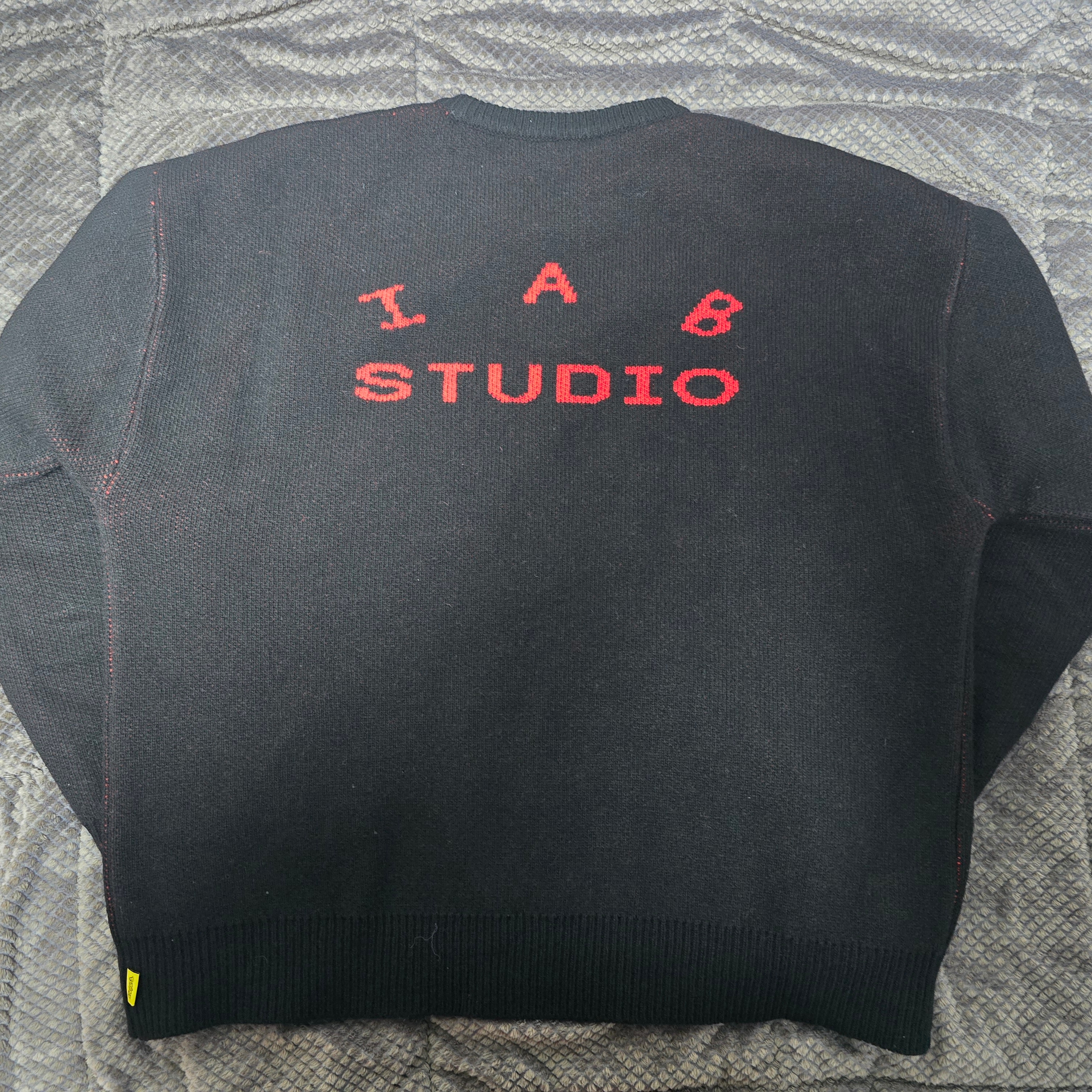 IAB Studio x Pokemon Team Rocket Knit Black Red 착용 스타일 - 2