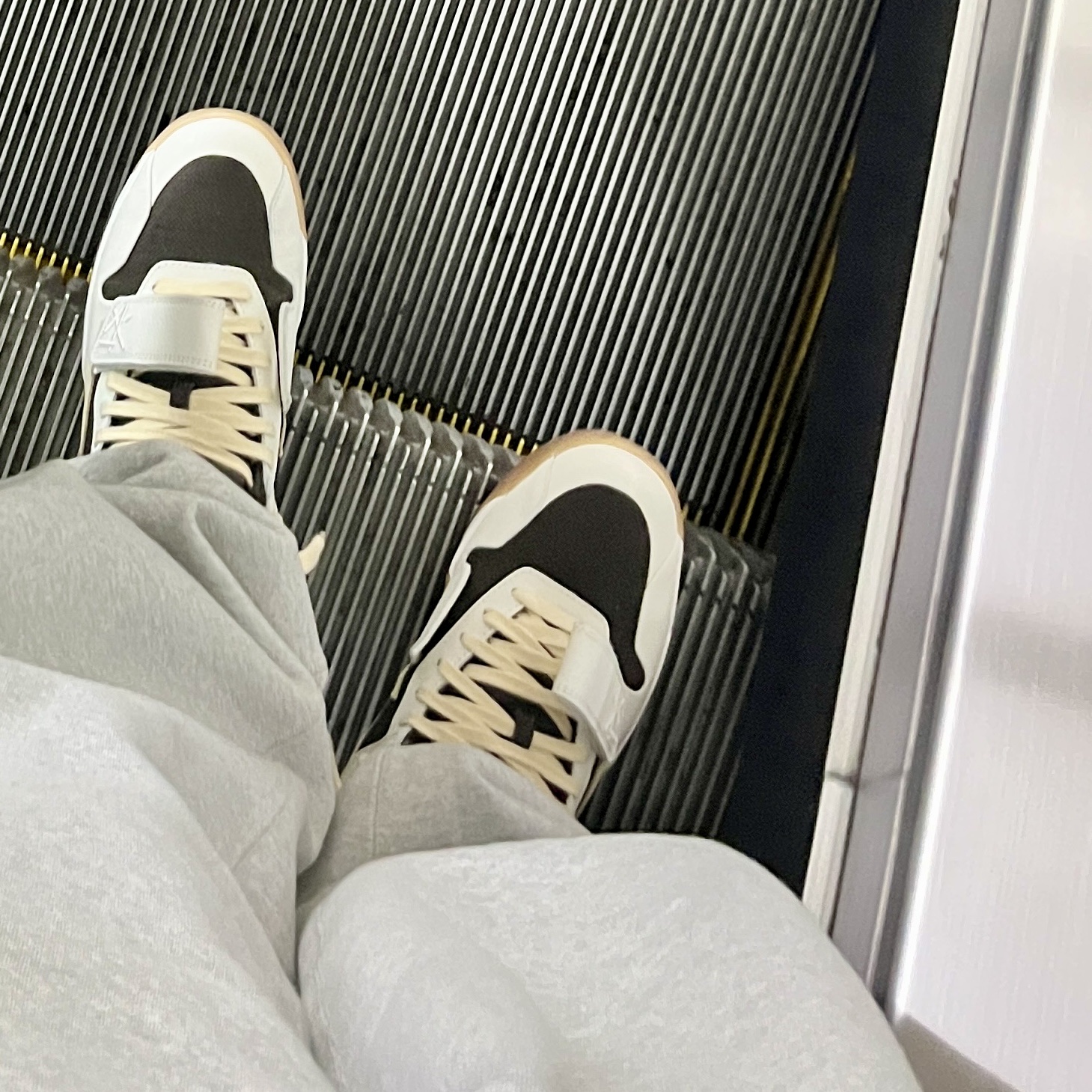 Jordan x Travis Scott Jumpman Jack TR Black and Dark Mocha, Jordan x Travis Scott Jumpman Jack TR Sail and Dark Mocha 착용 스타일 - 5