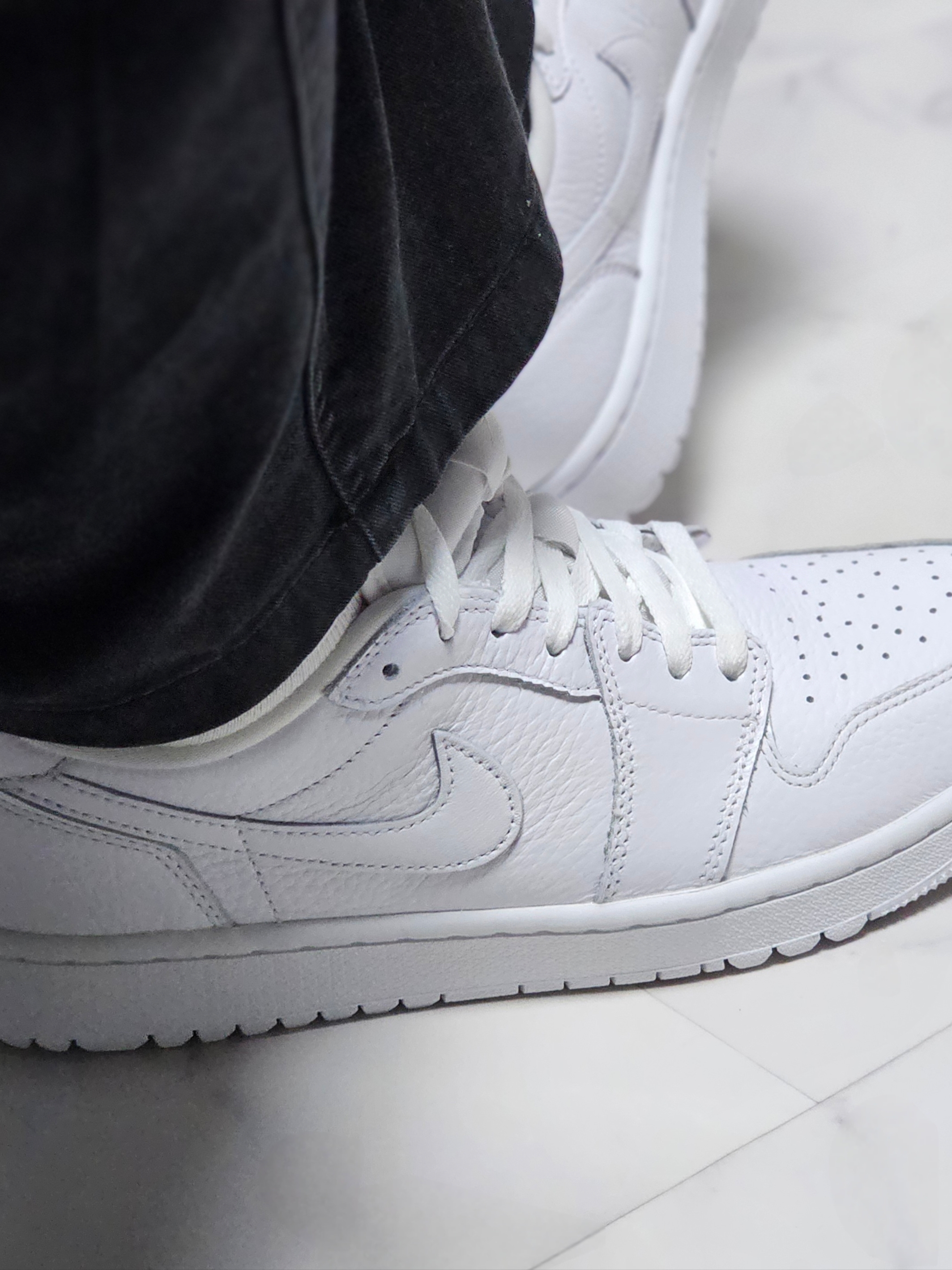 Jordan 1 Low Golf Triple White 착용 스타일 - 8