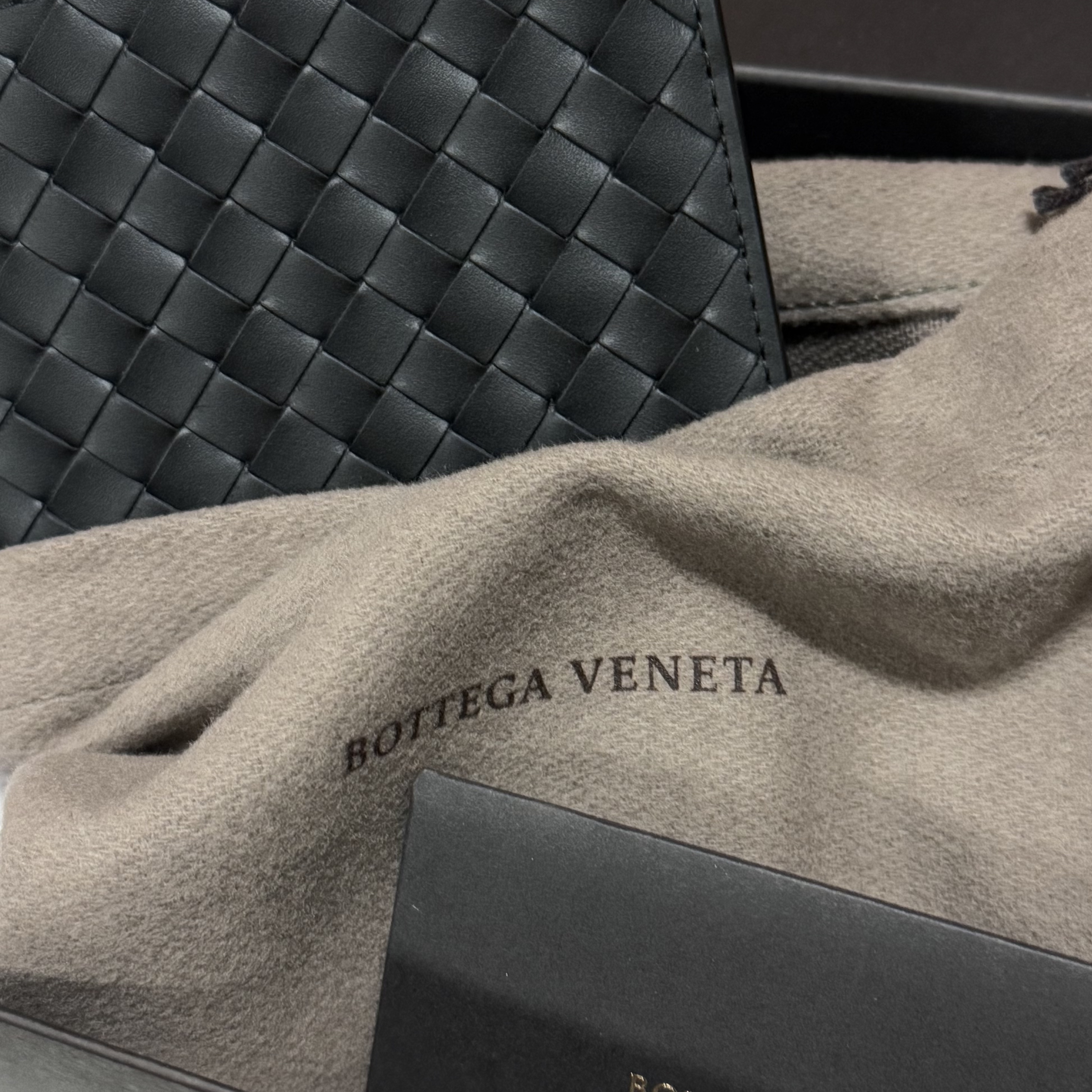 Bottega Veneta Bi-Fold Wallet Black 착용 스타일