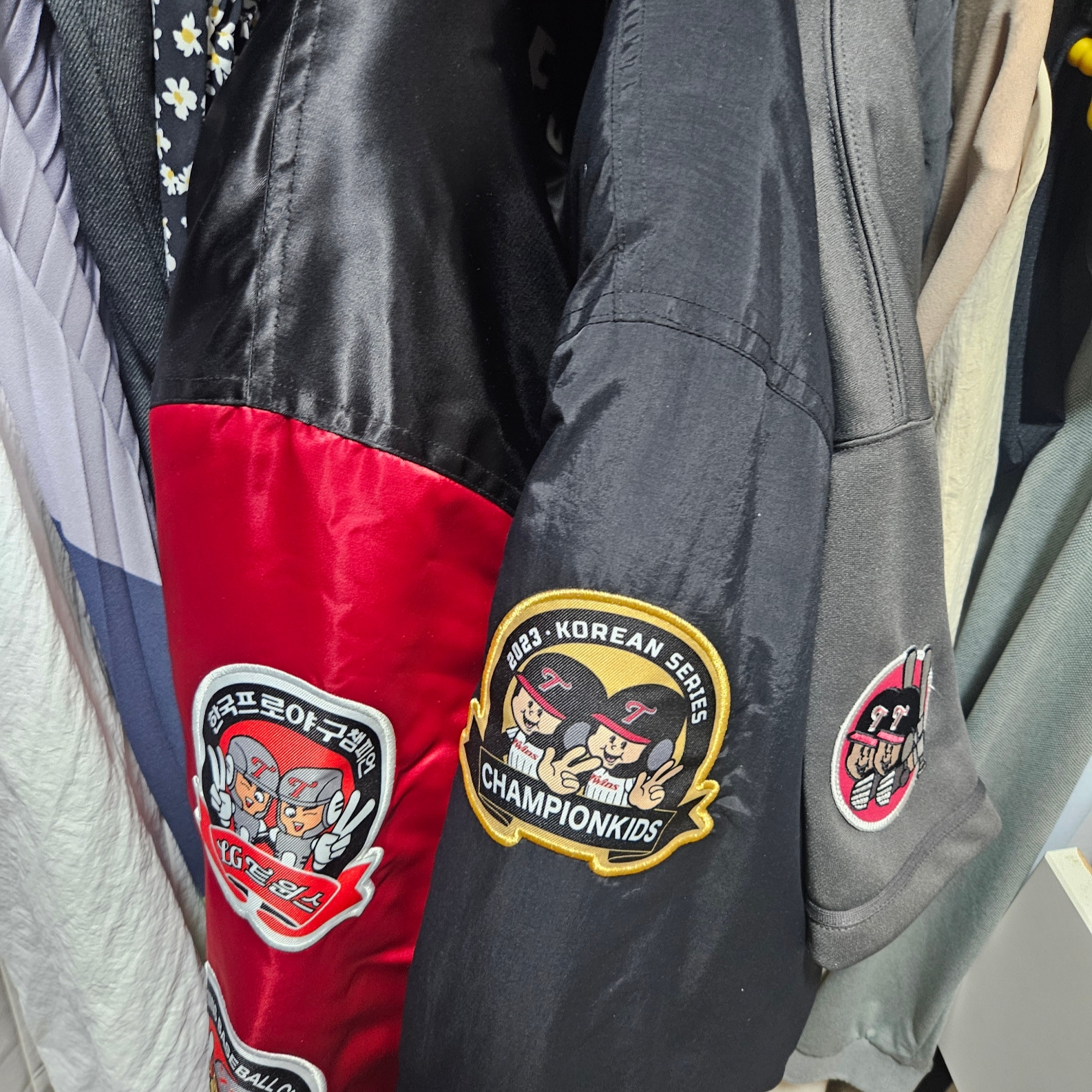 BDNS x LG TWINS 2023 Champions Jumper Red, BDNS x LG TWINS 2023 Champions Jumper Black 착용 스타일