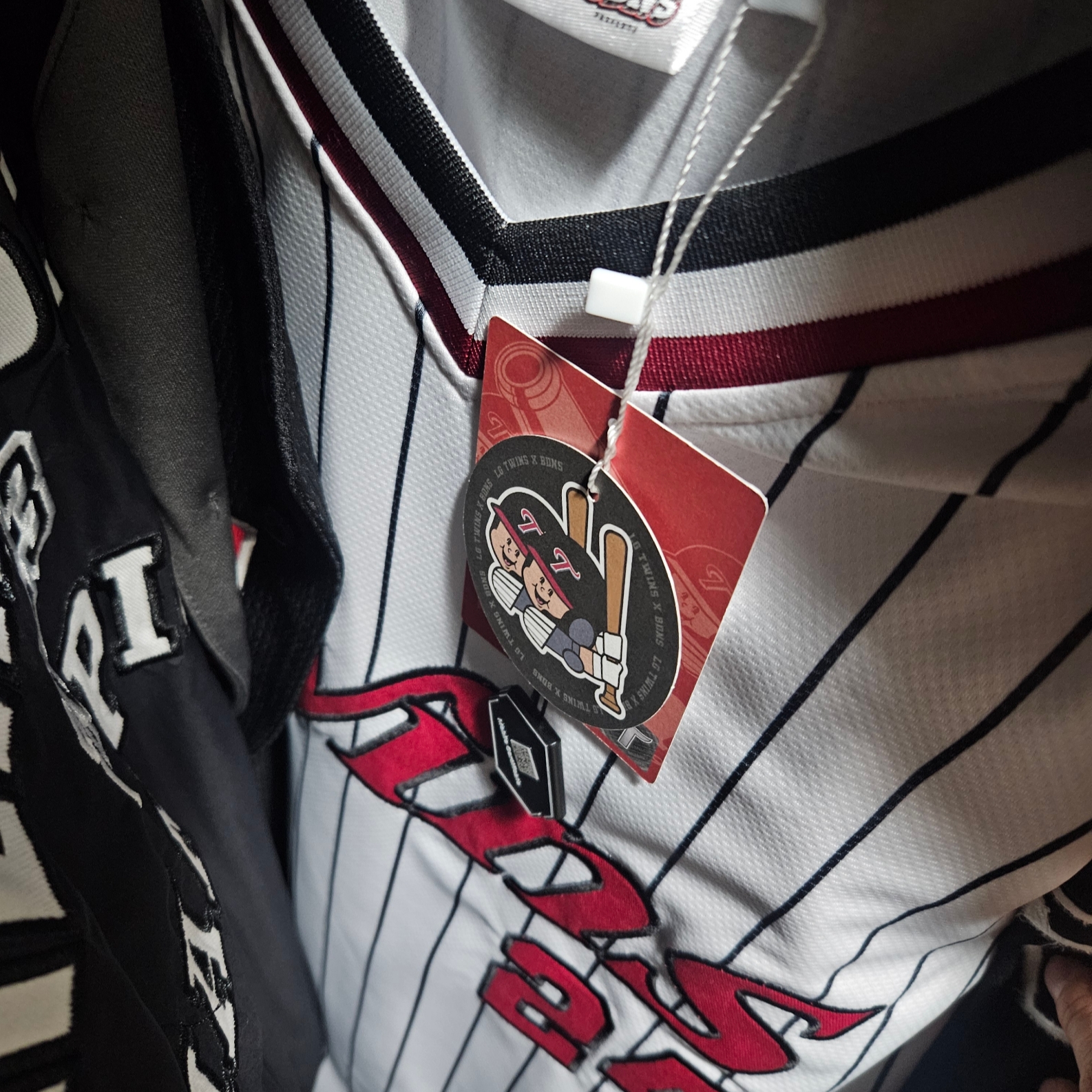 BDNS x LG TWINS Classic Logo Stripe Baseball Jersey White (Non Marking Ver.) 착용 스타일