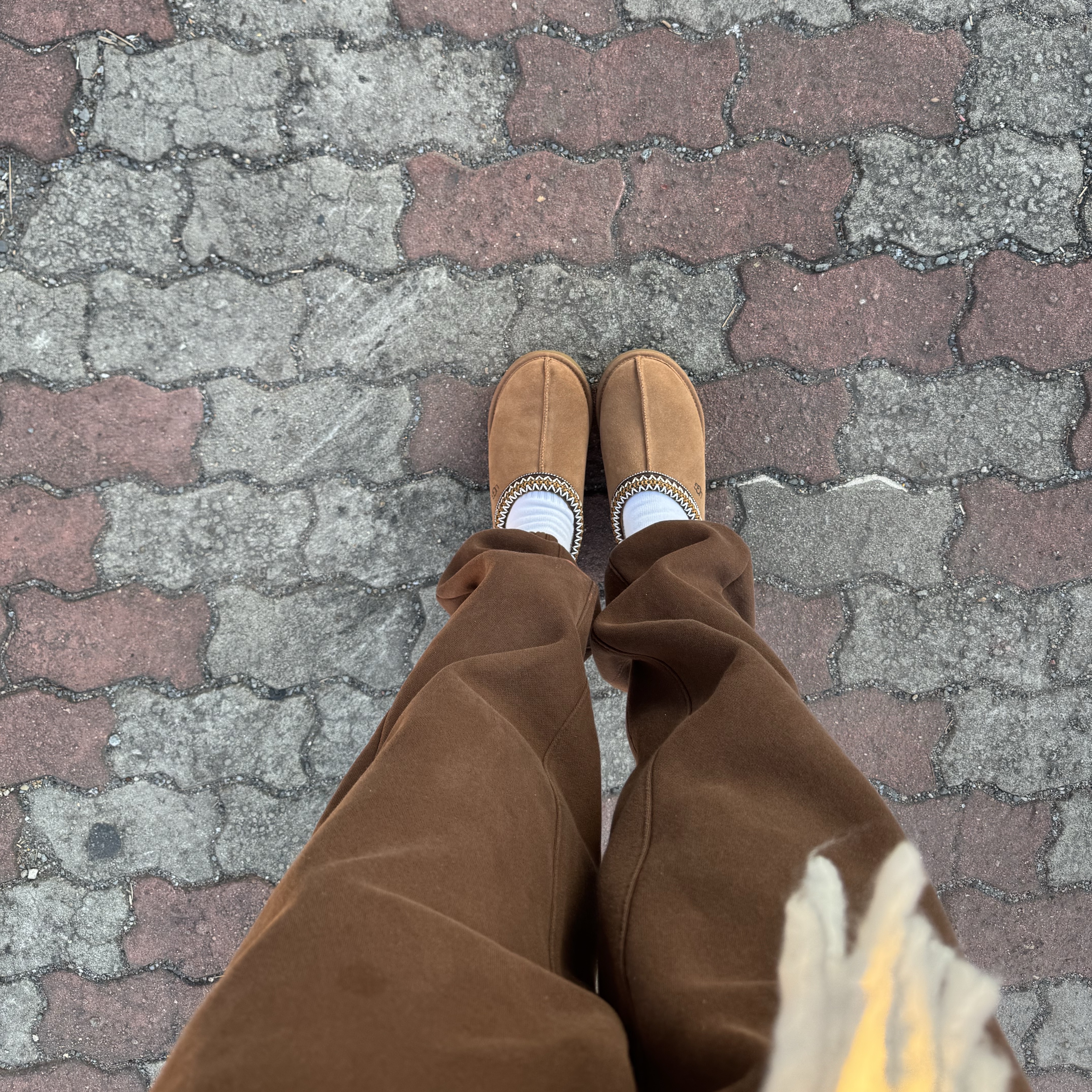 (W) UGG Tasman Slipper Chestnut 착용 스타일