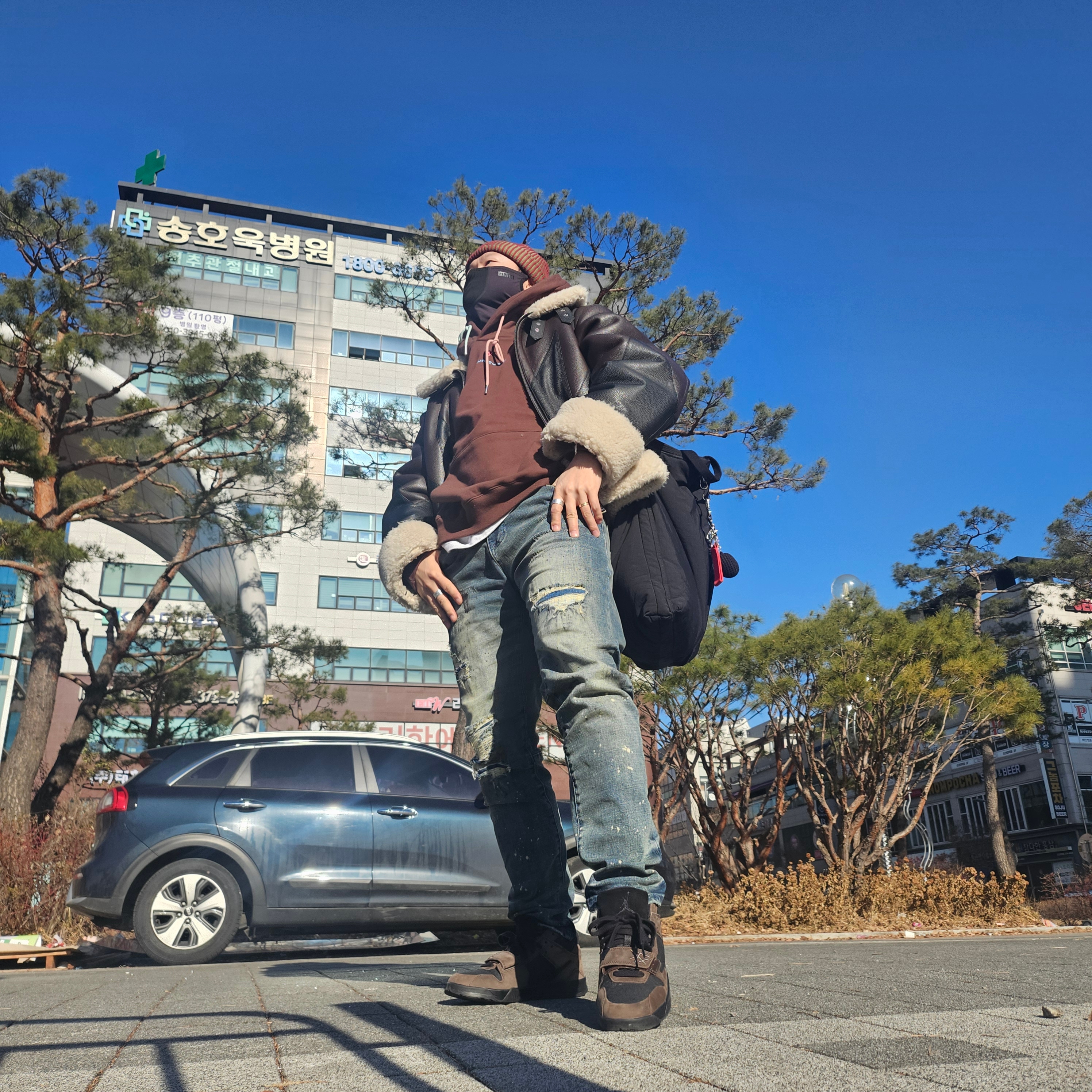 Undermycar x Starbucks Overmybag Black, Supreme Webbing Keychain Red - 23SS 착용 스타일 - 4