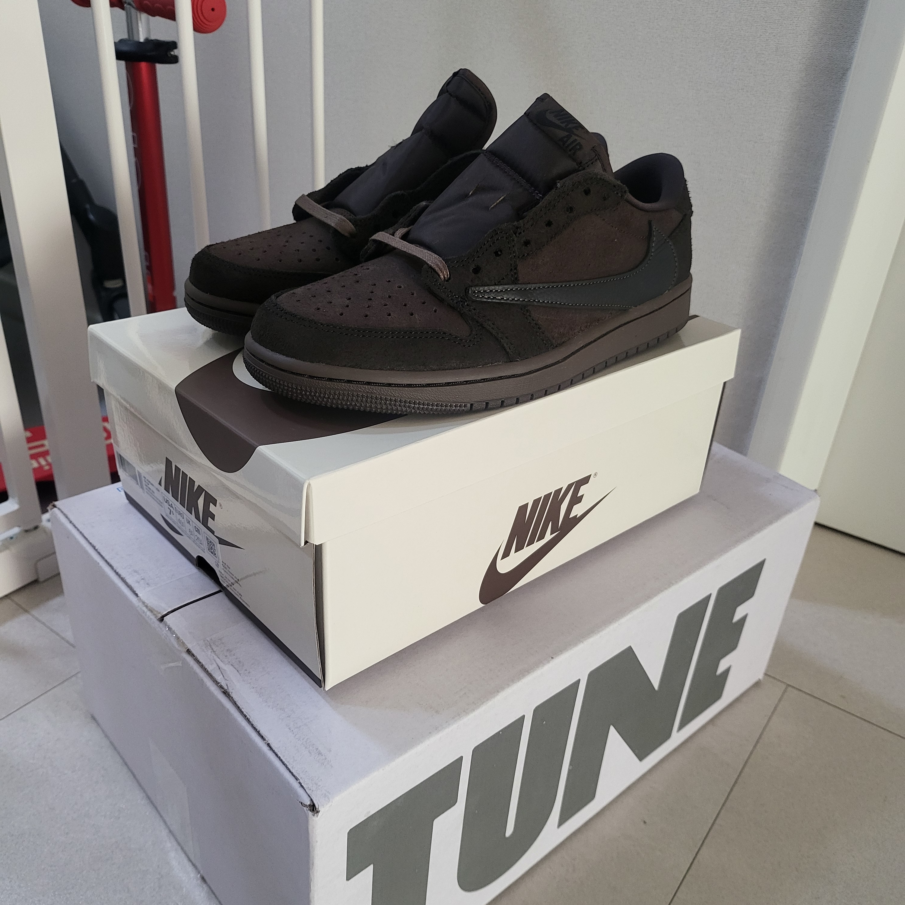 Jordan 1 x Travis Scott Retro Low OG SP Velvet Brown and Dark Mocha 착용 스타일 - 2