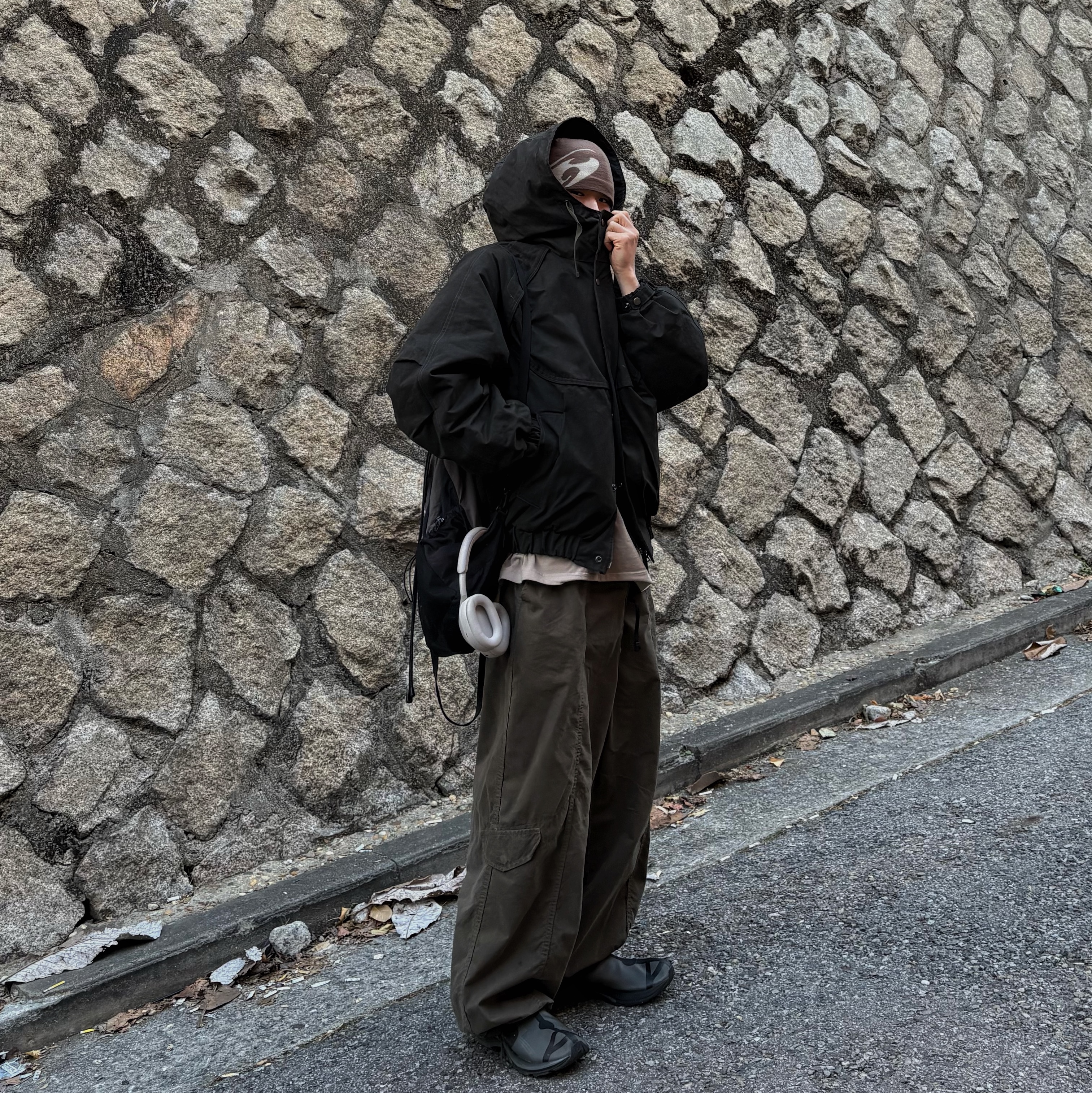 Asics x Vivienne Westwood Gel-Kayano 27 LTX Black, Sansan Gear Logo Beanie Brown - 22FW 착용 스타일 - 1