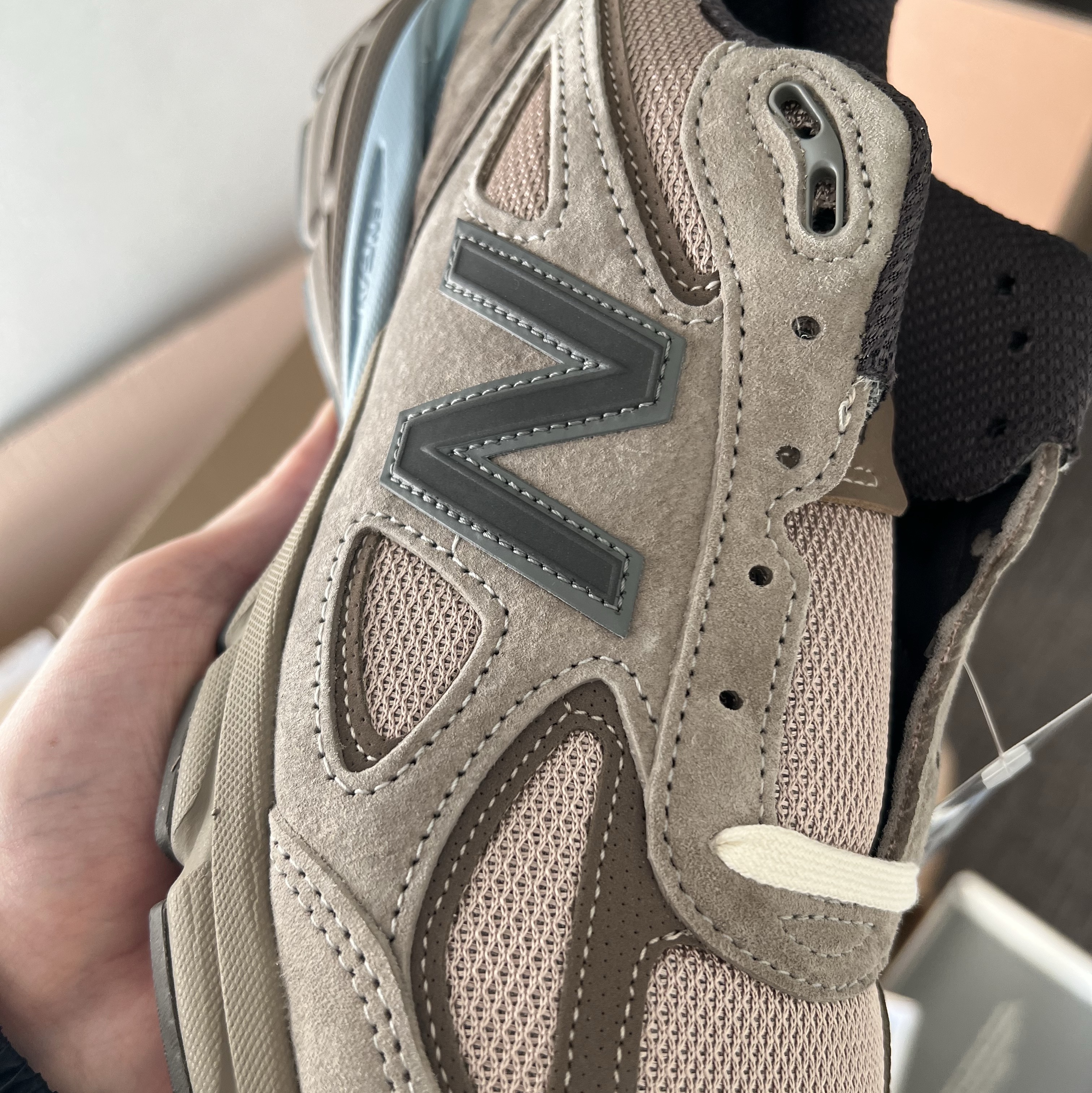 New Balance x Auralee 990v4 Made in USA London Fog 착용 스타일