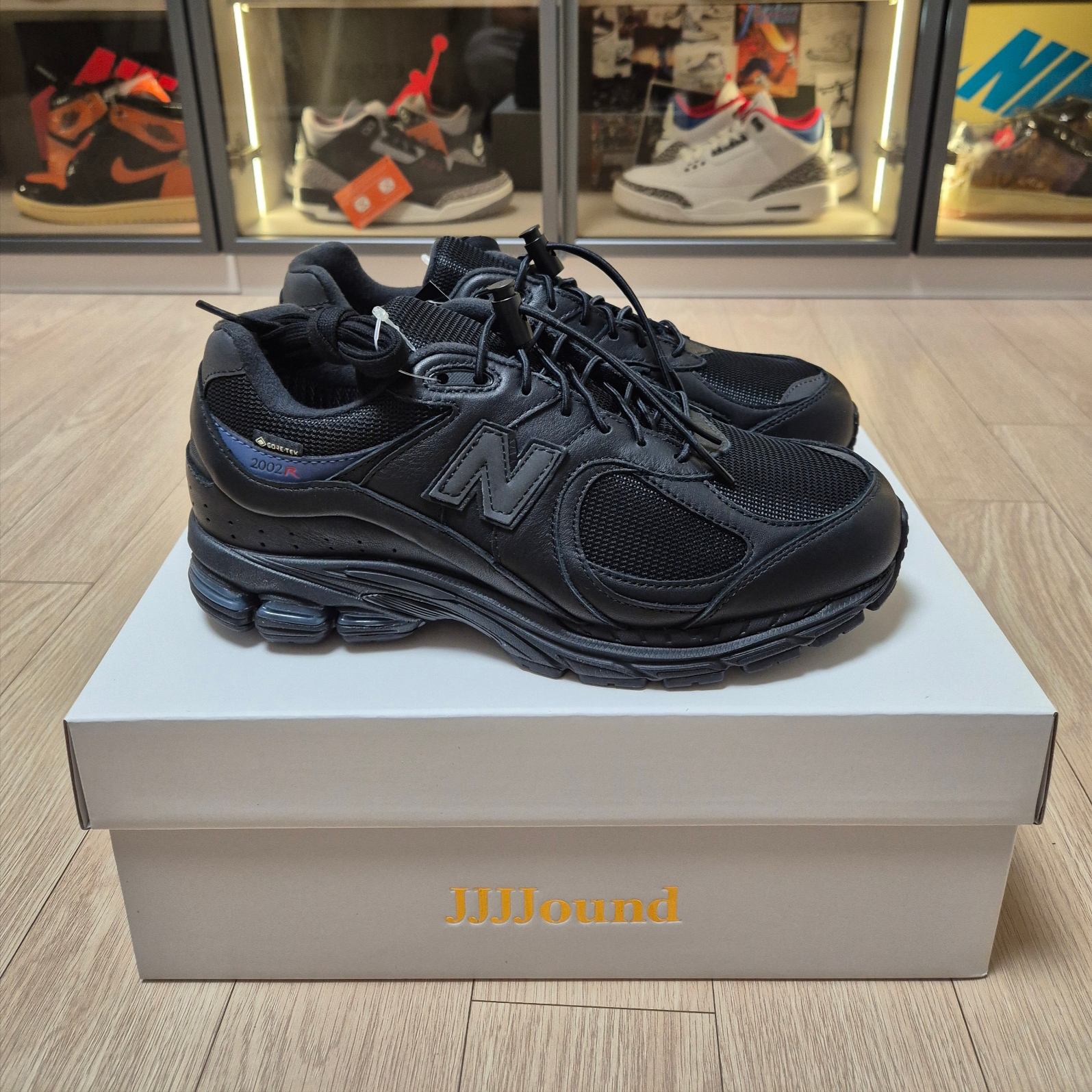 New Balance x JJJJound 2002R Leather Gore-Tex Black Storm 착용 스타일 - 3