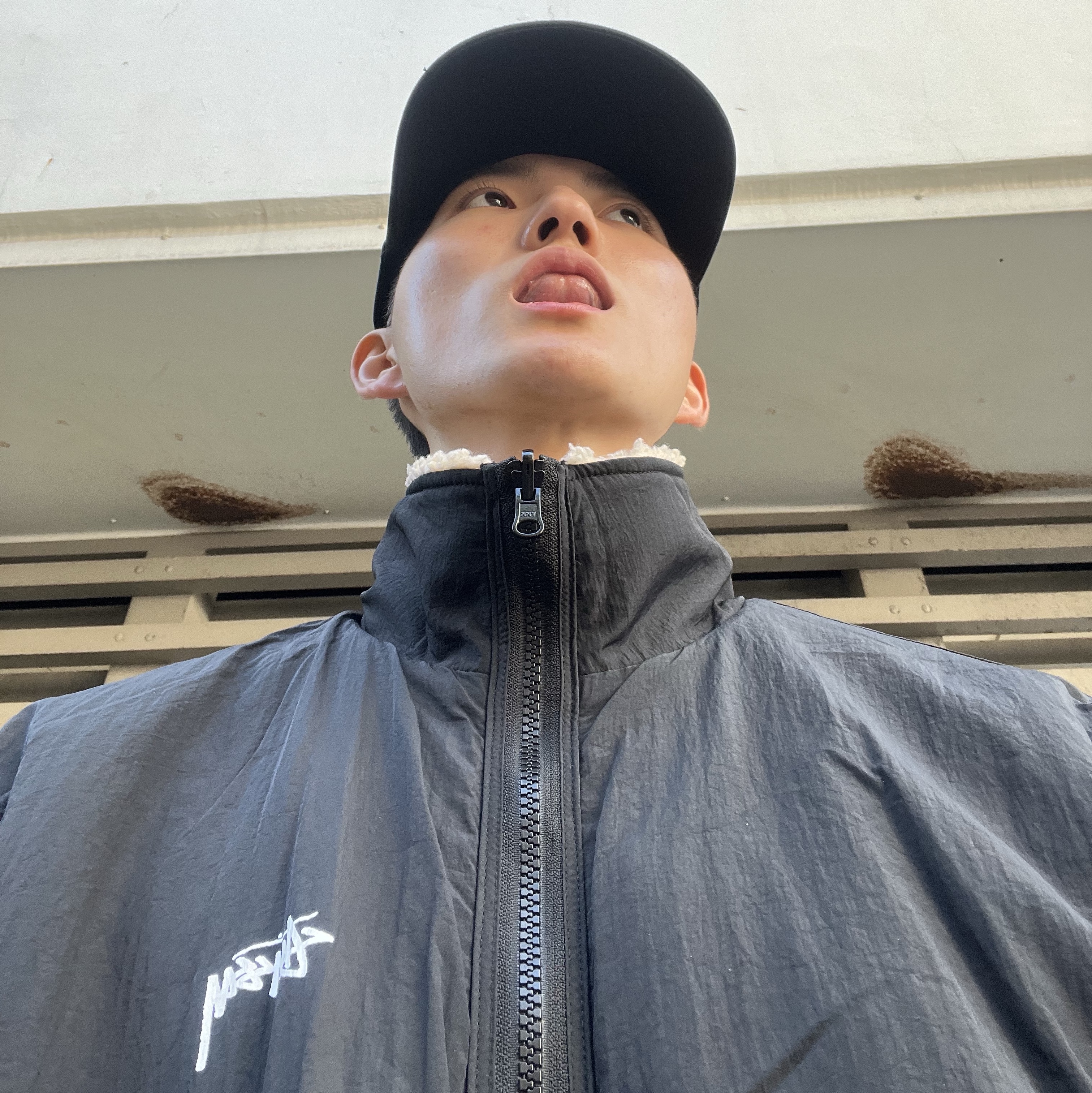 Stussy Sherpa Reversible Jacket Beige, Carhartt Canvas Cap Black 착용 스타일 - 1