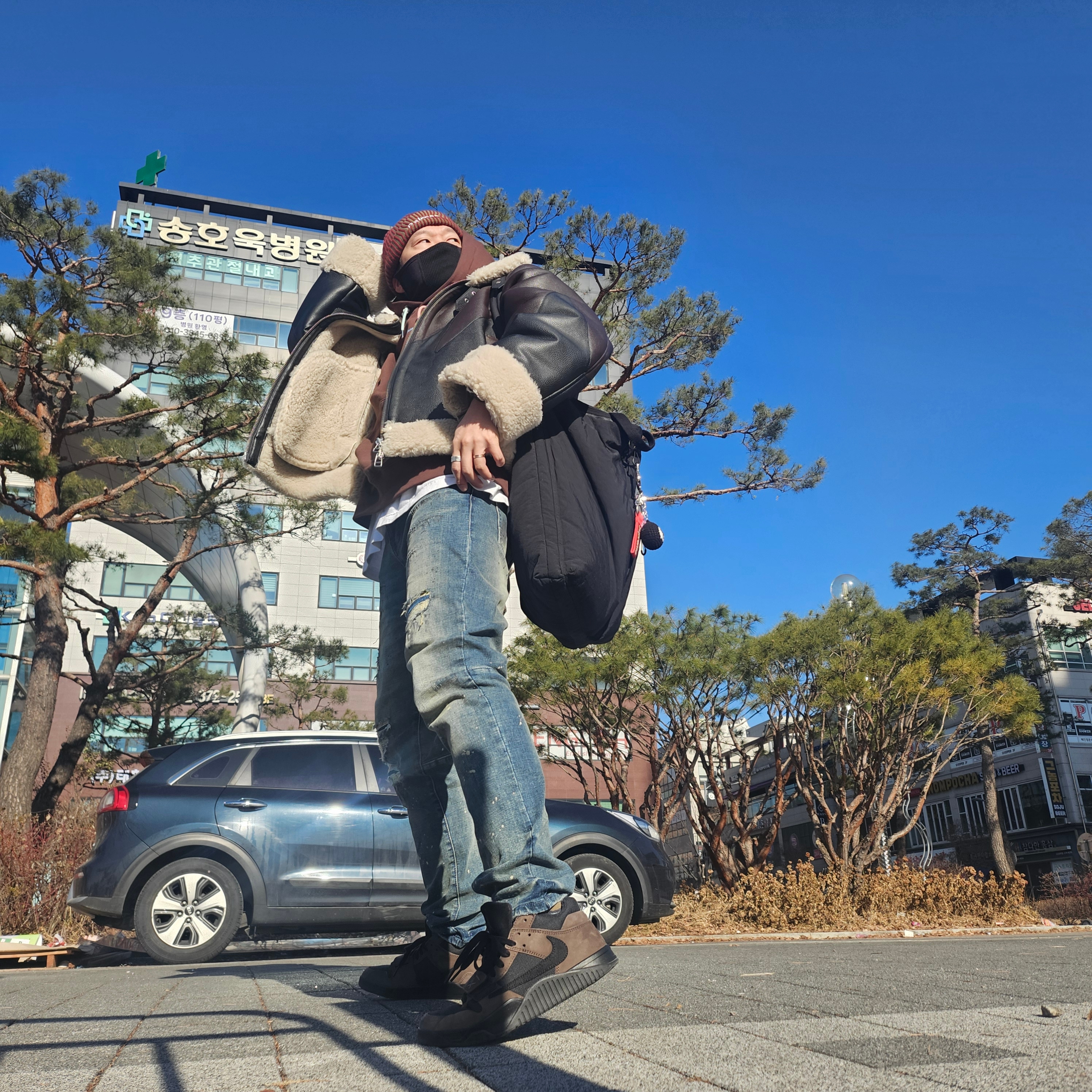 Undermycar x Starbucks Overmybag Black, Supreme Webbing Keychain Red - 23SS 착용 스타일 - 1