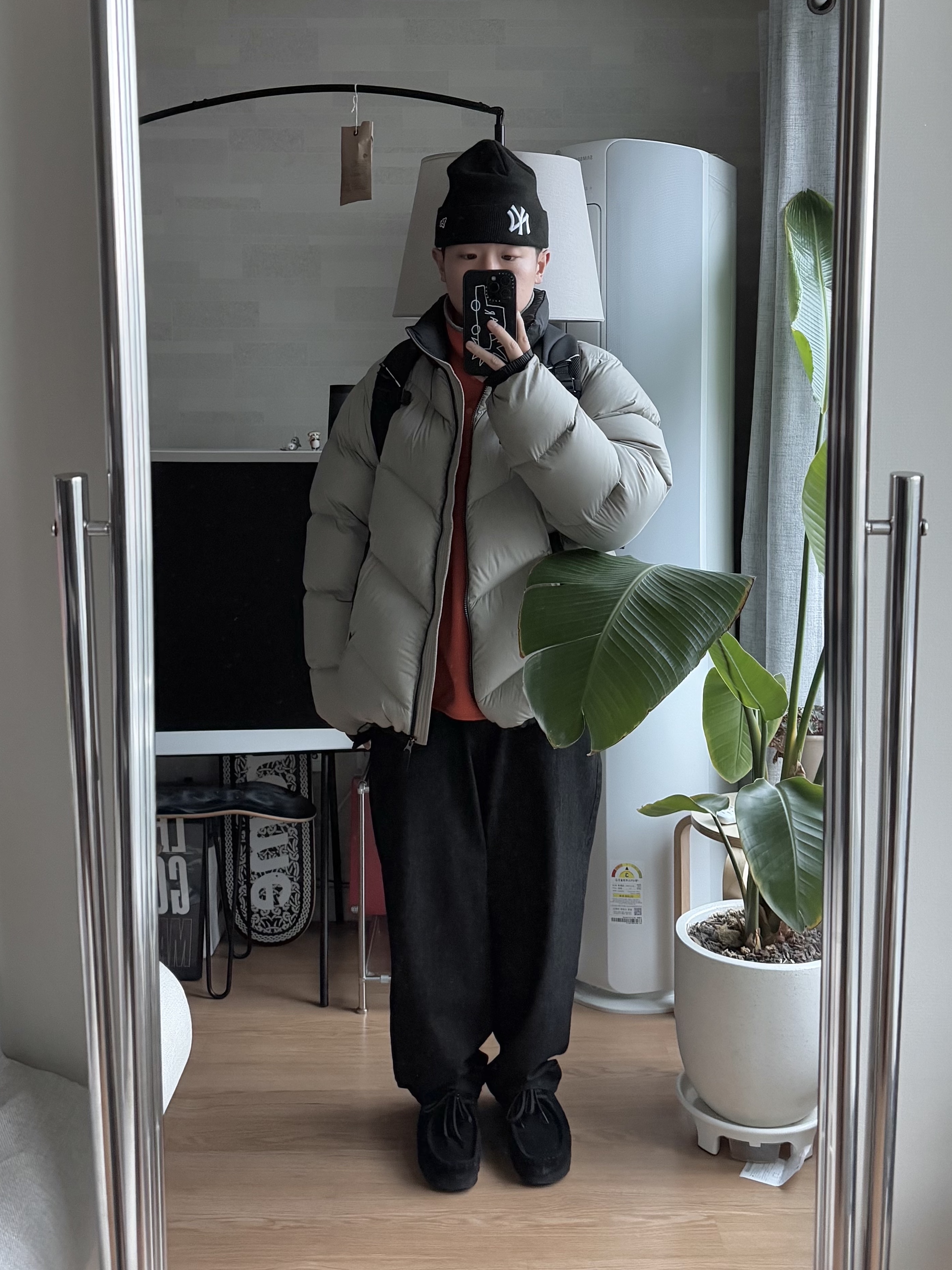The North Face Ascent Jacket Clay Grey, Clarks Wallabee Gore-Tex Black Suede 착용 스타일 - 1