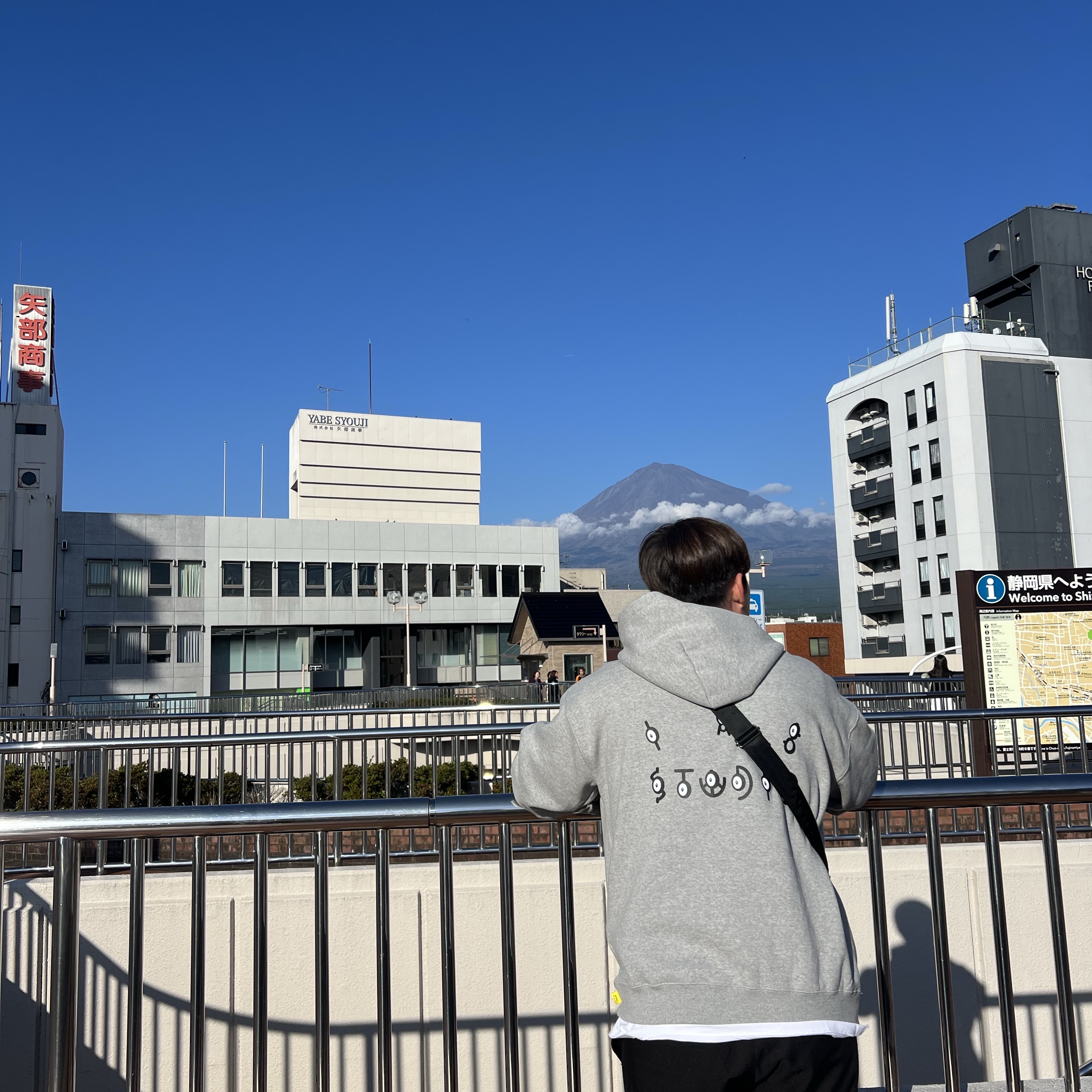 IAB Studio x Pokemon Unown Hoodie Gray 착용 스타일 - 3