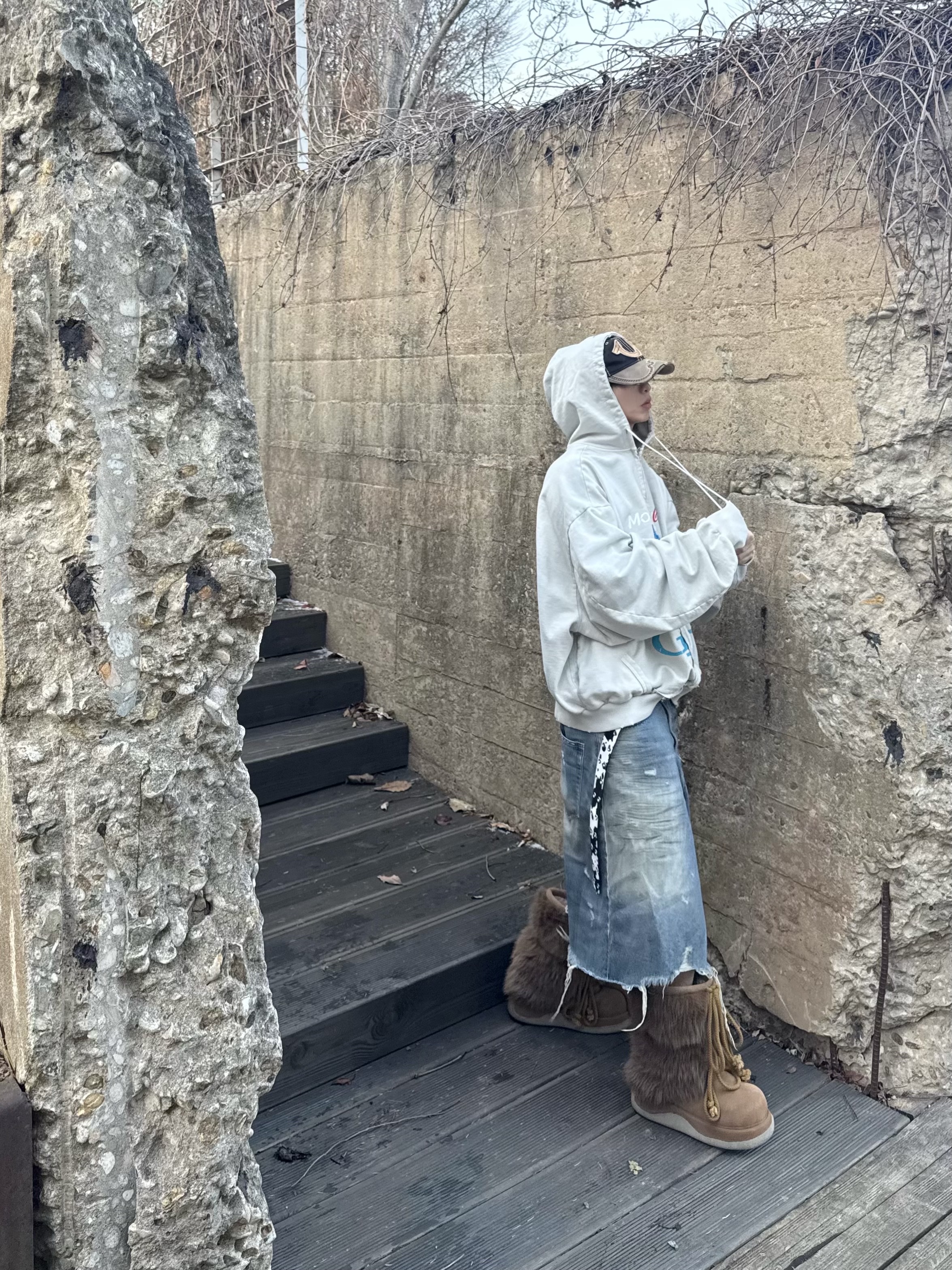 [KREAM 단독] Project G/R Happiness Zip Hoodie Light Grey, Project G/R Reworked Bermuda Shorts Blue 착용 스타일 - 4