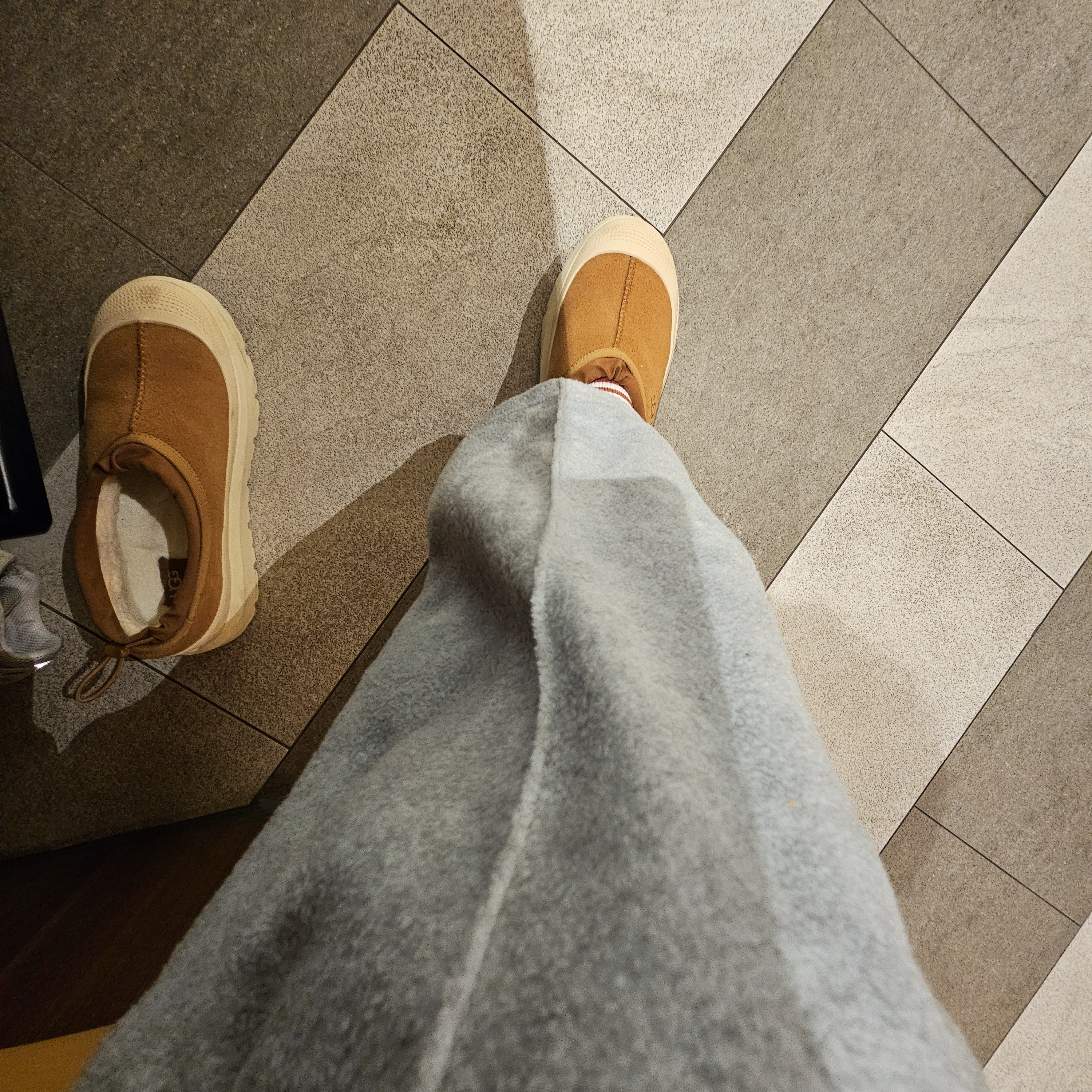 UGG Tasman Weather Hybrid Chestnut Whitecap, Needles x Studious Fleece Pant Grey 착용 스타일