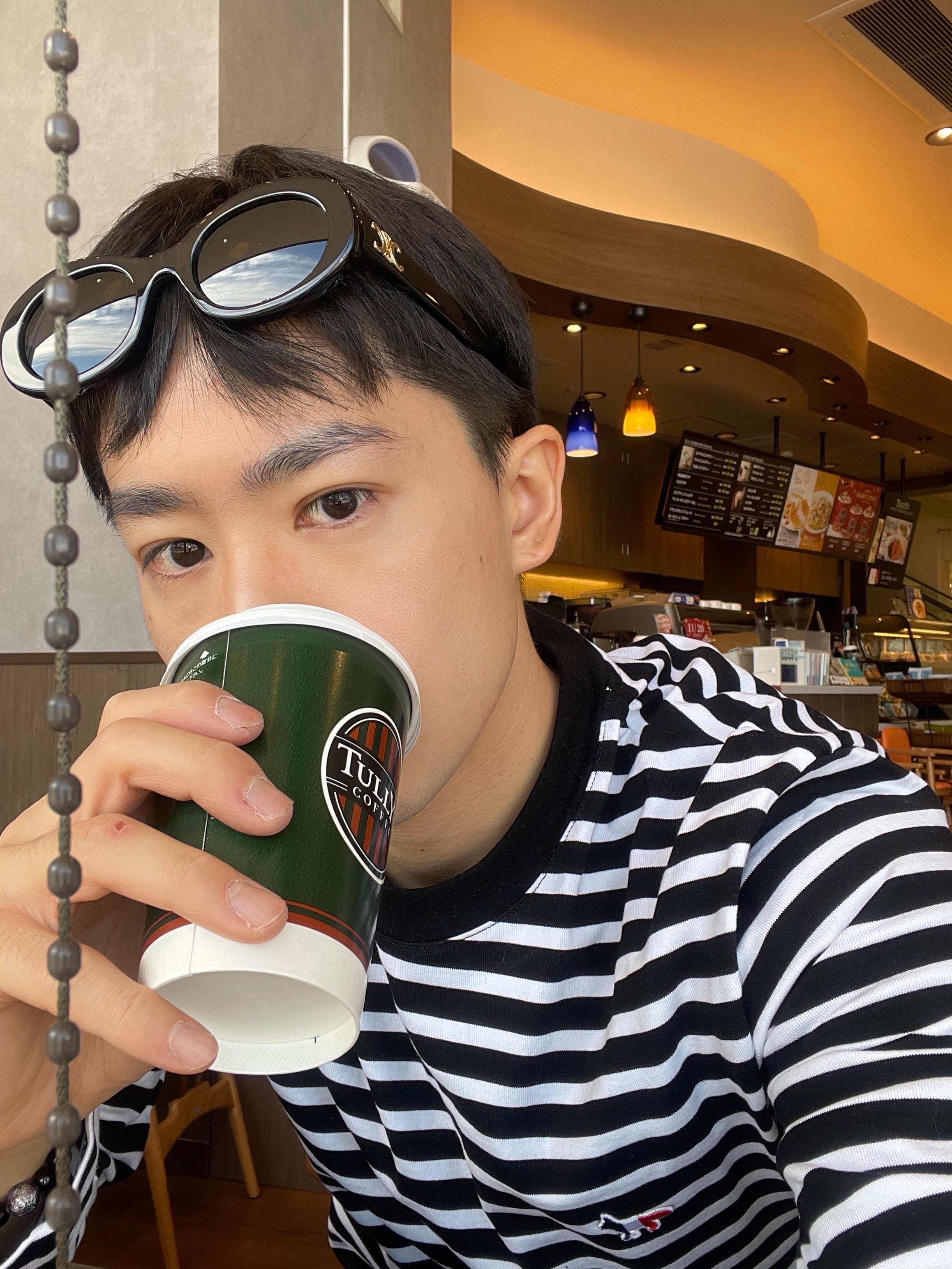 (W) Celine Triomphe 01 Sunglasses in Acetate Black, Maison Kitsune Tricolor Fox Patch Classic Marin T-Shirt Black 착용 스타일