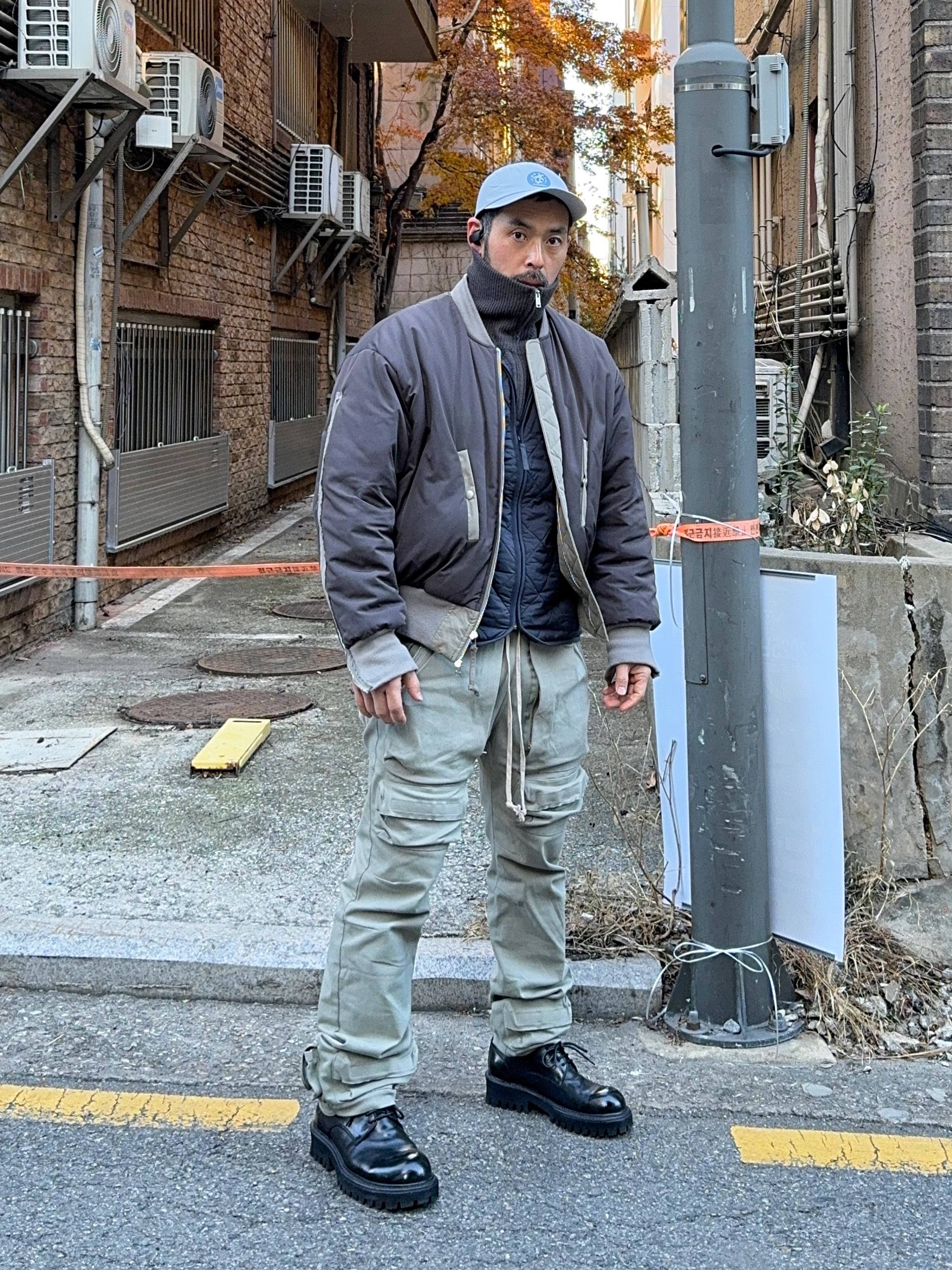 Grailz Multi Zipper Bomber Jacket Taupe, Grailz Flight Pocket Pants Ash Olive 착용 스타일 - 4