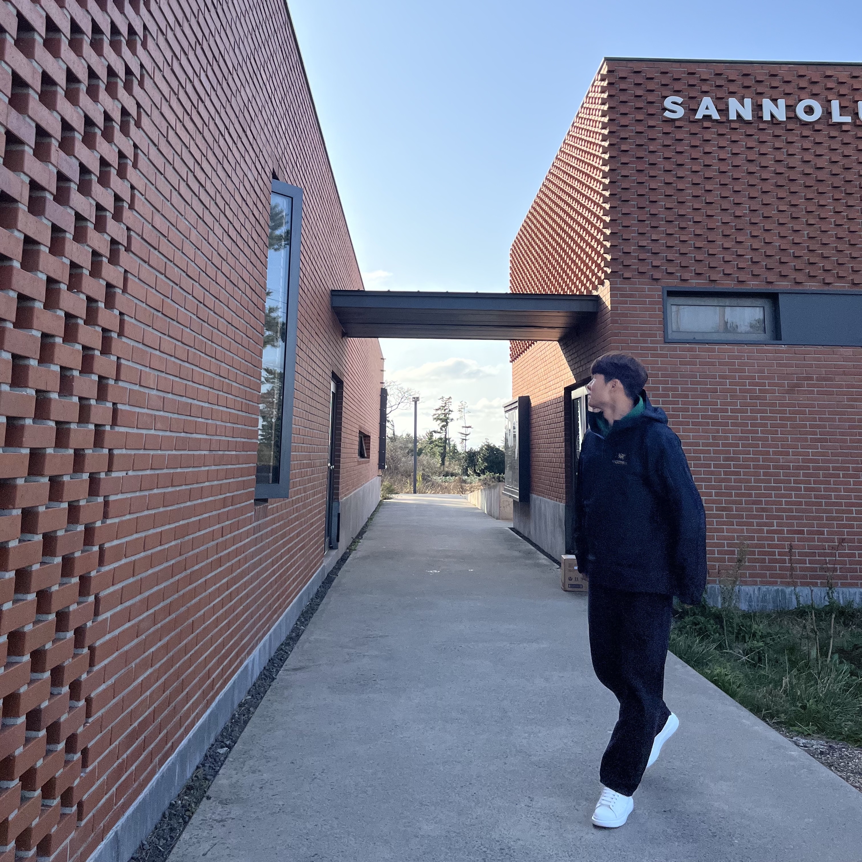 Arc'teryx Alpha SV Jacket 24K Black 착용 스타일