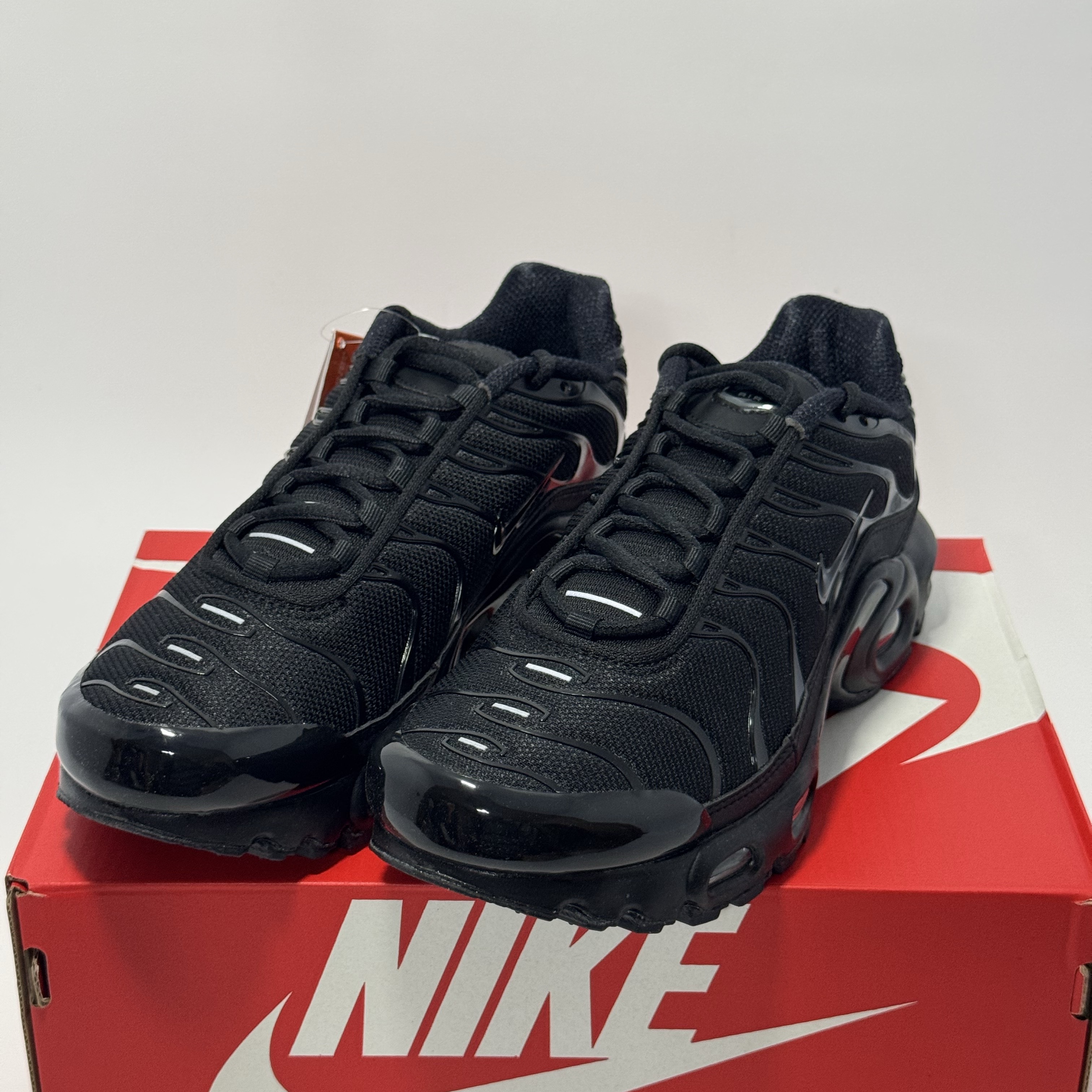 (GS) Nike Air Max Plus Triple Black 착용 스타일 - 1