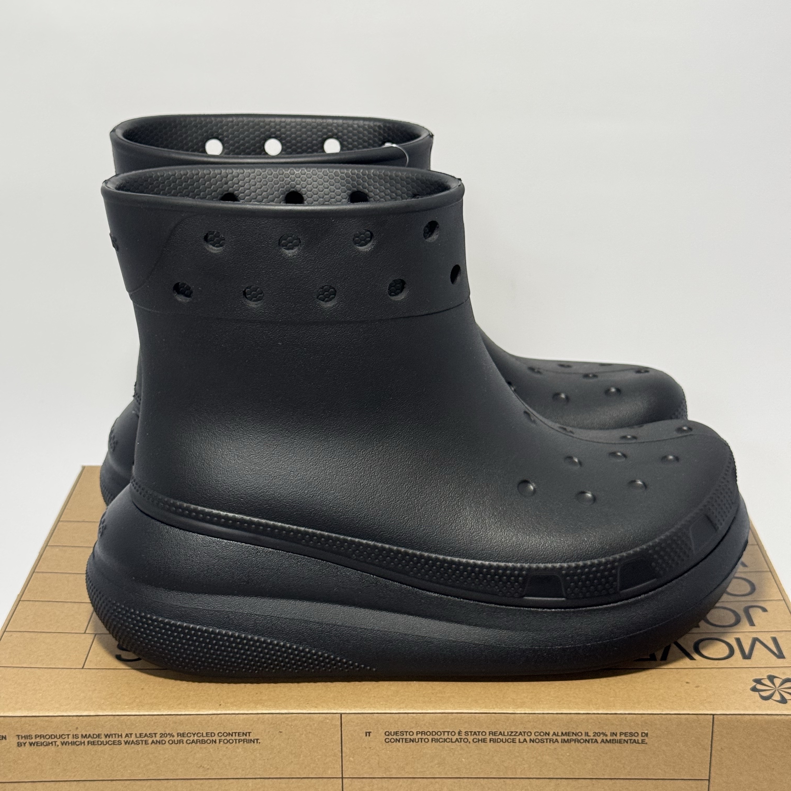 Crocs Classic Crush Boot Black 착용 스타일 - 2