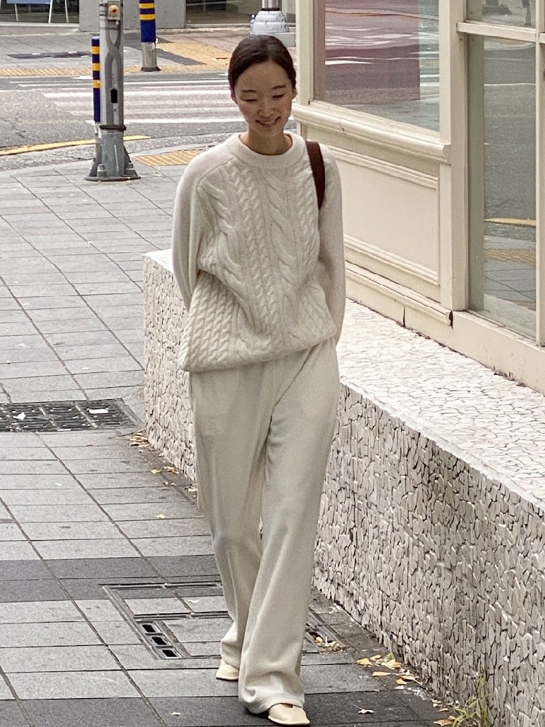 Siyazu SIKN2132 Loose Fit Cable Round Knit Cream 착용 스타일 - 2