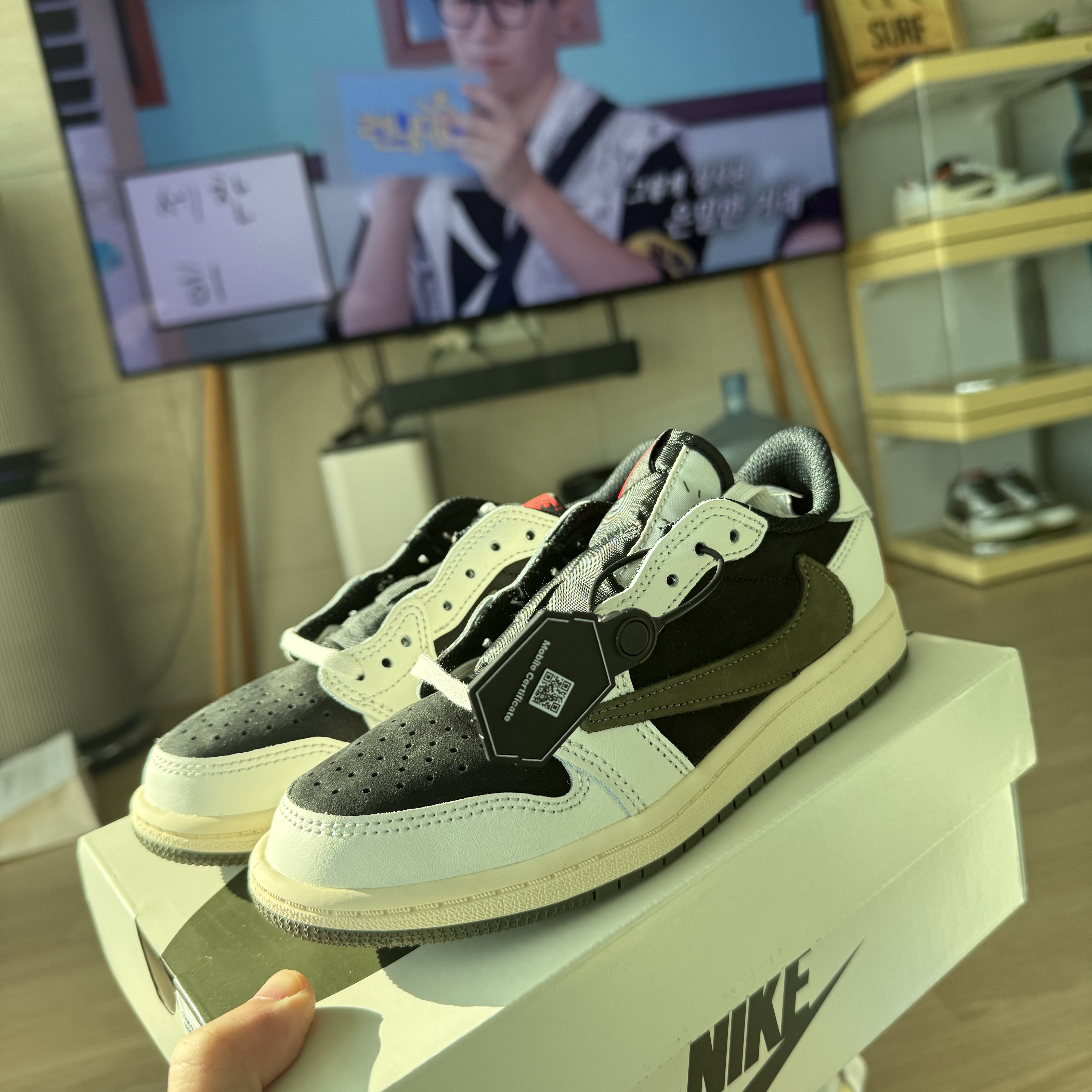 (PS) Jordan 1 x Travis Scott Retro Low OG SP Medium Olive 착용 스타일 - 2