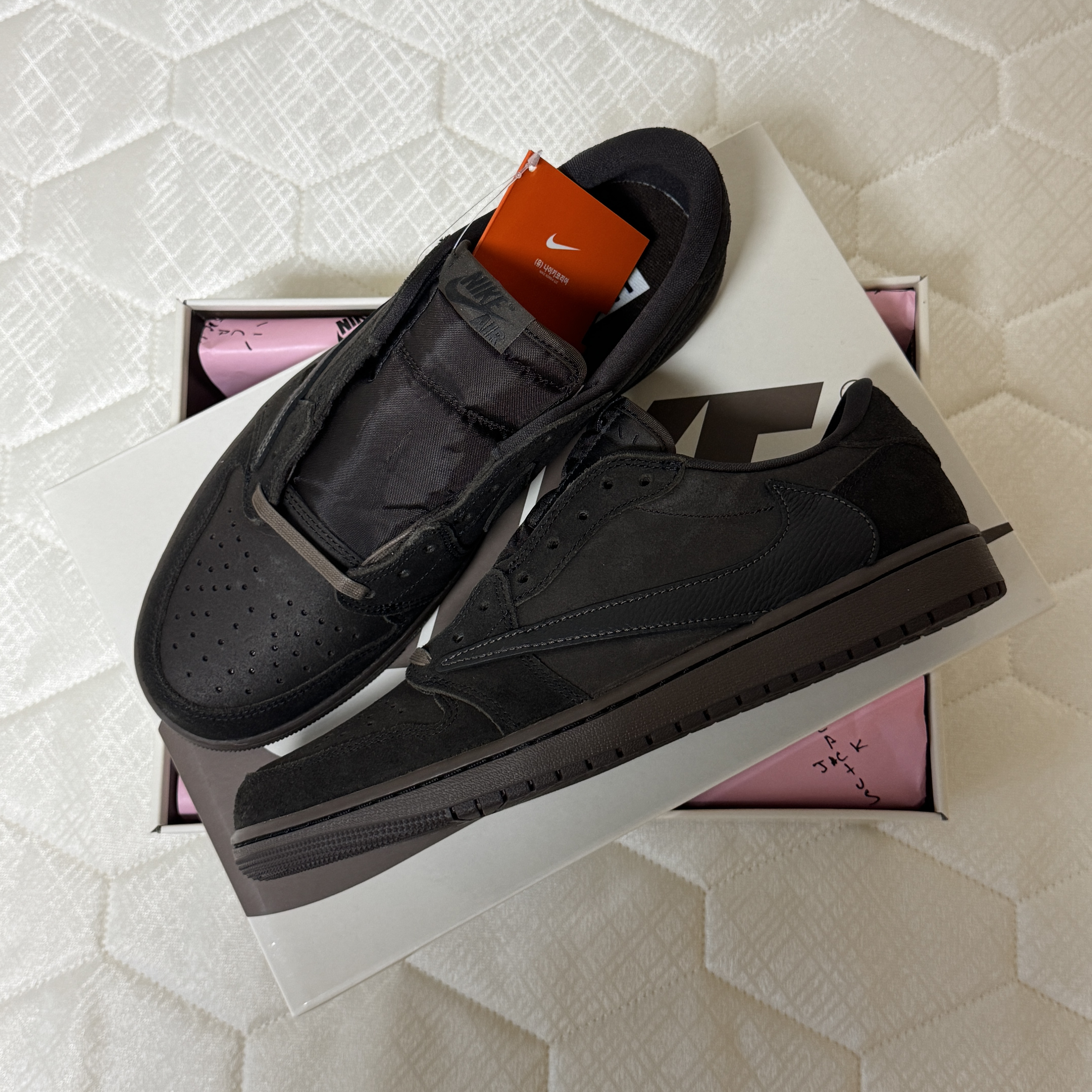 Jordan 1 x Travis Scott Retro Low OG SP Velvet Brown and Dark Mocha 착용 스타일