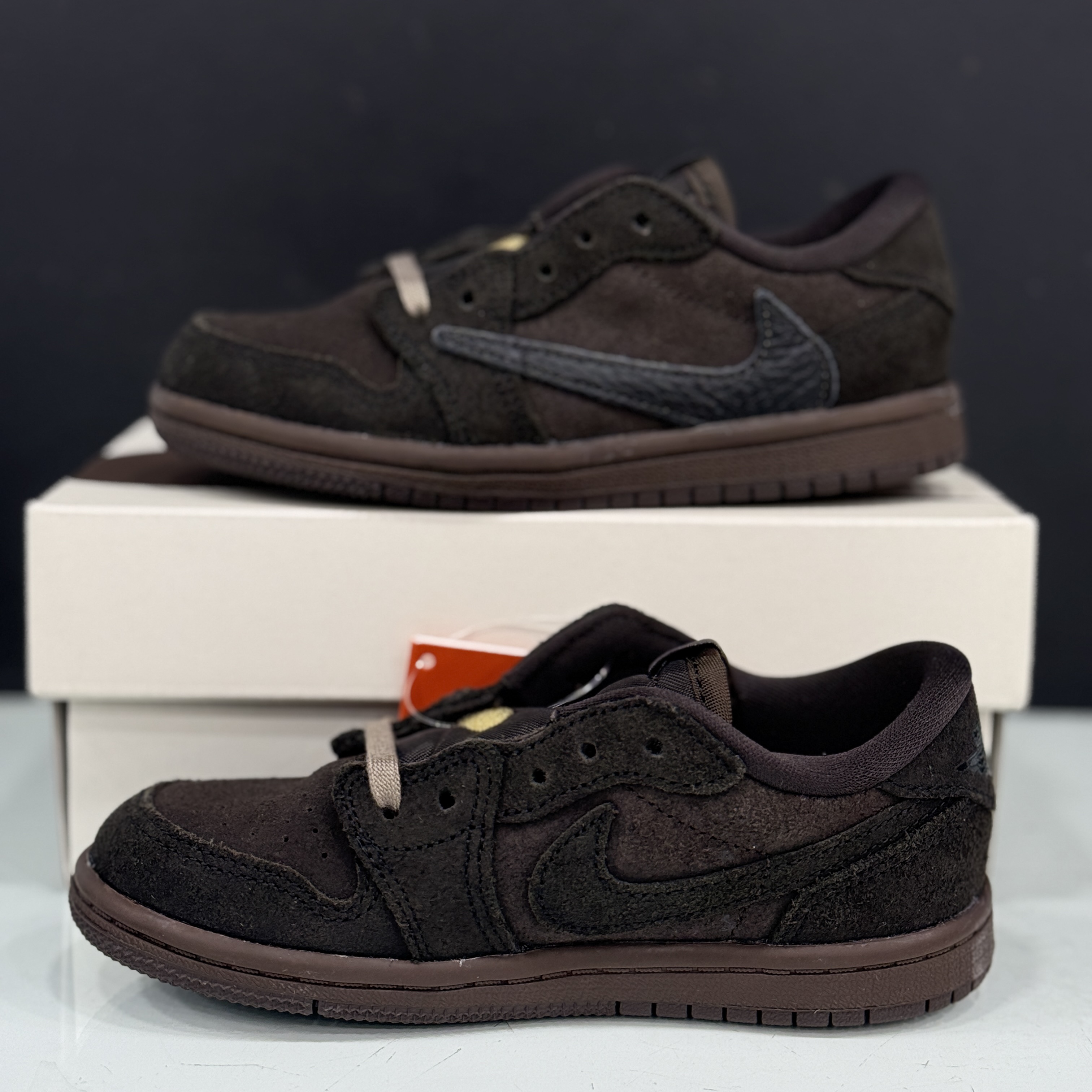(TD) Jordan 1 x Travis Scott Retro Low OG SP Velvet Brown and Dark Mocha 착용 스타일 - 2