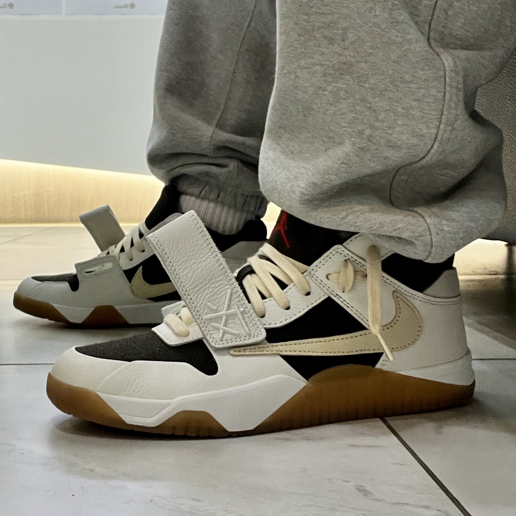 Jordan x Travis Scott Jumpman Jack TR Black and Dark Mocha, Jordan x Travis Scott Jumpman Jack TR Sail and Dark Mocha 착용 스타일 - 3
