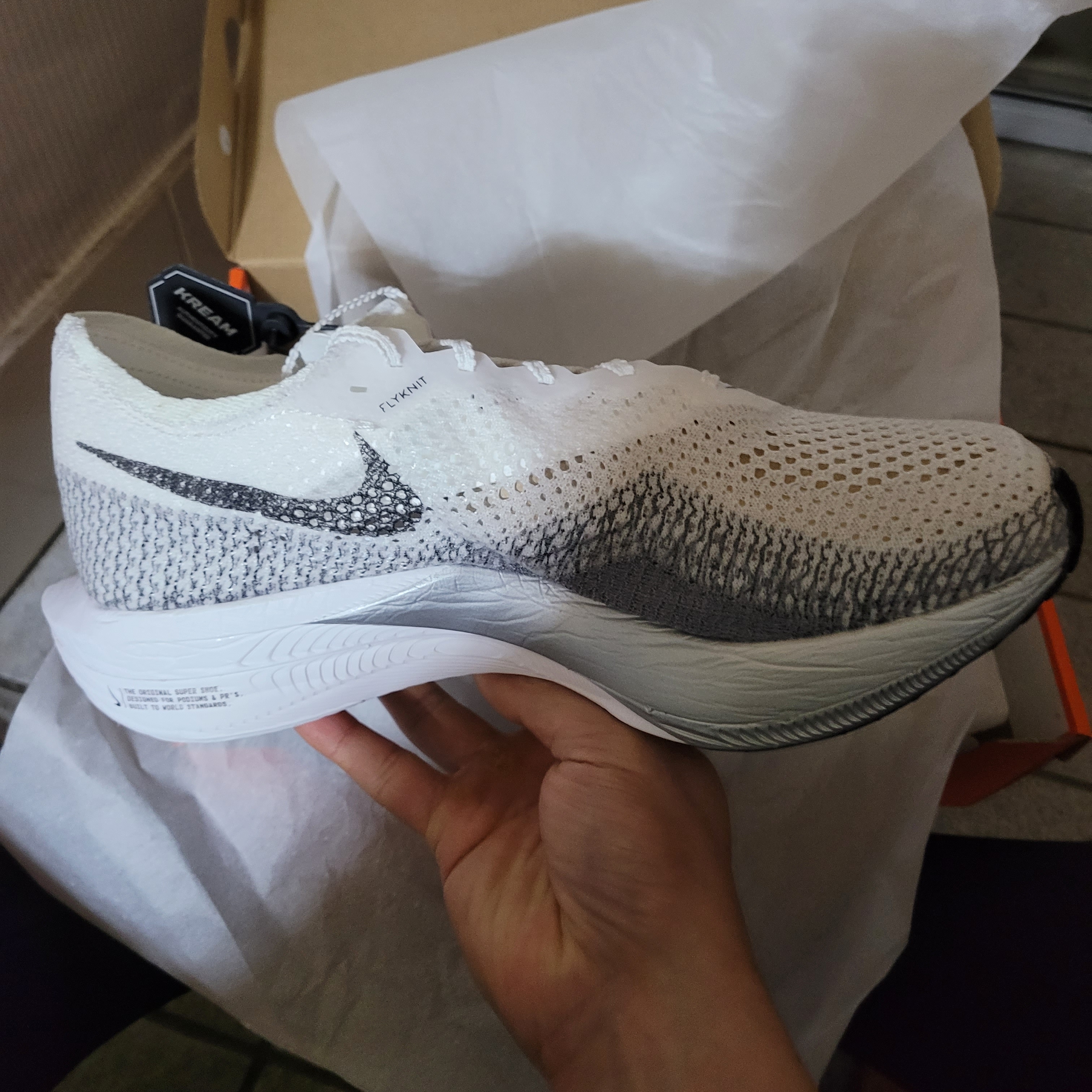 Nike ZoomX Vaporfly Next% 3 White Grey 착용 스타일 - 3