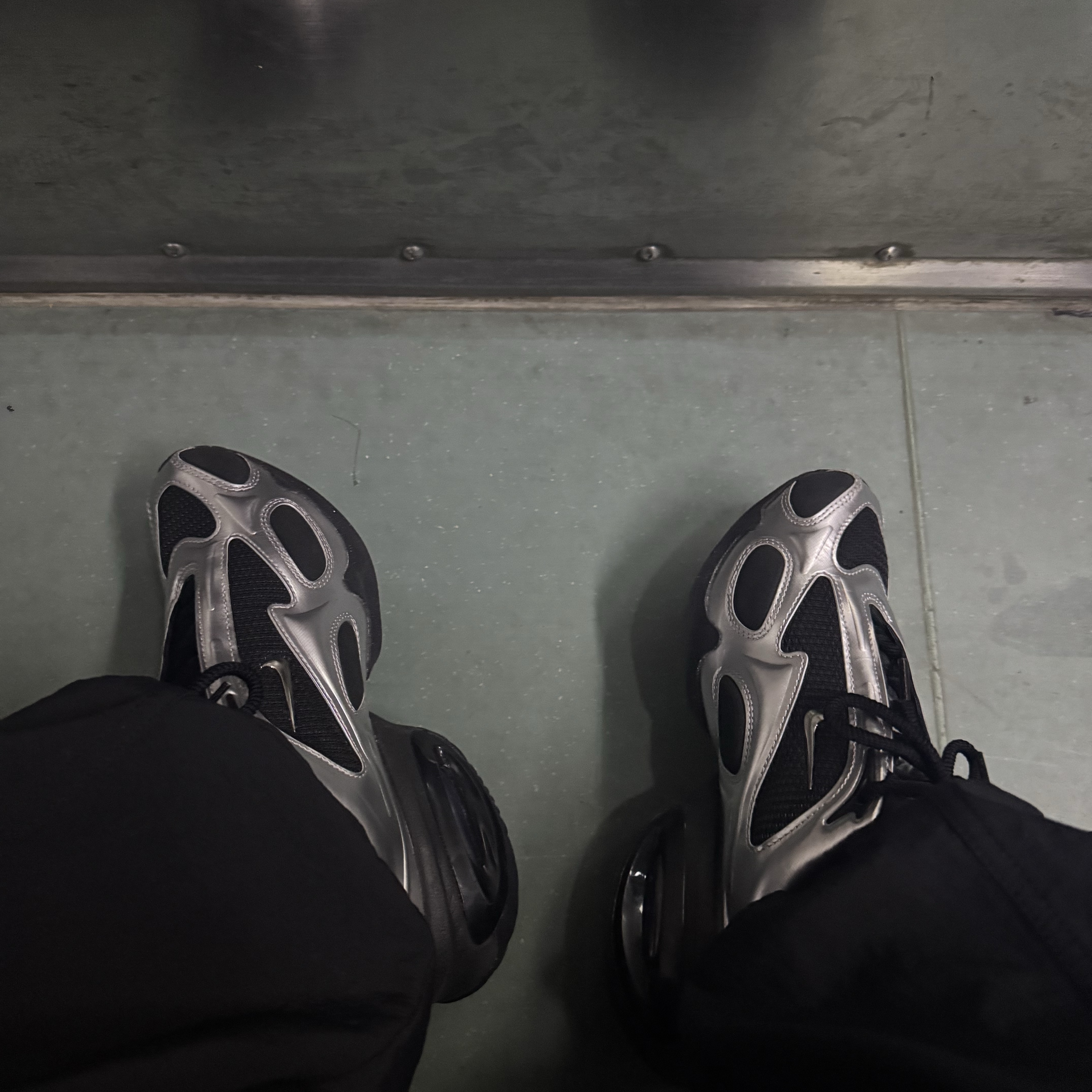 (W) Nike Air Max Muse Black and Metallic Silver 착용 스타일